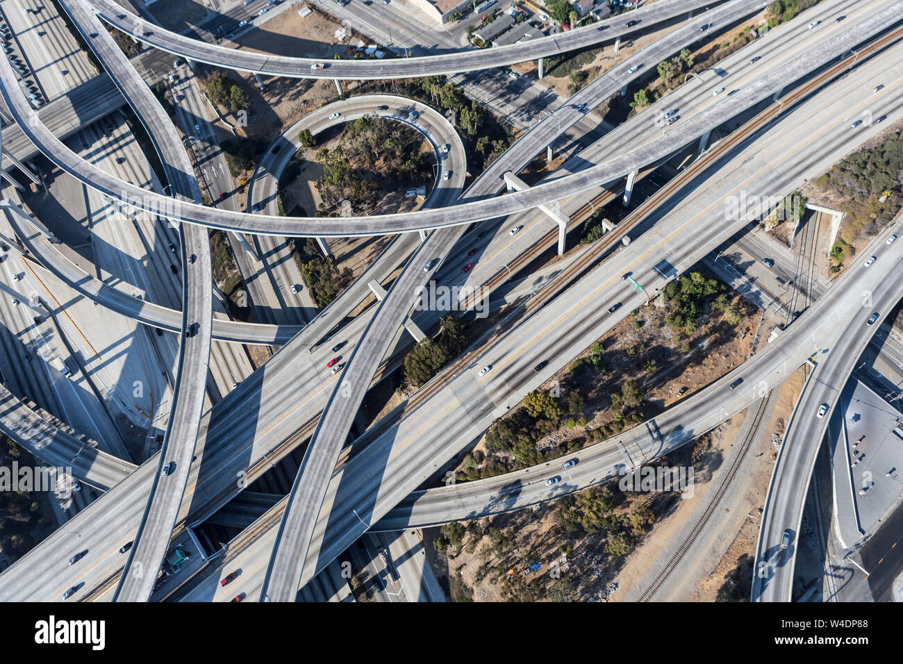 Luftaufnahme der Hafen 110 und 100-105 Autobahnanschlussstelle Rampe Brücken in der Nähe der Innenstadt von Los Angeles in Südkalifornien. Stockfoto