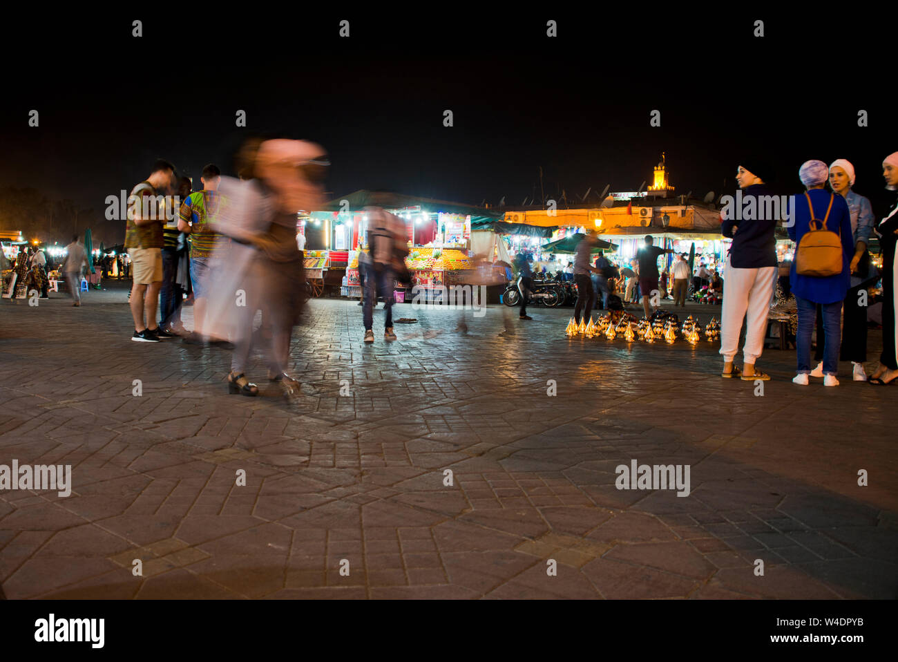 Nacht Markt in Marrakesch Jema El Fna Abend Sammlung von Einheimischen und Touristen am traditionellen lebendigen Islamischen low light Marktplatz in Marokko Stockfoto