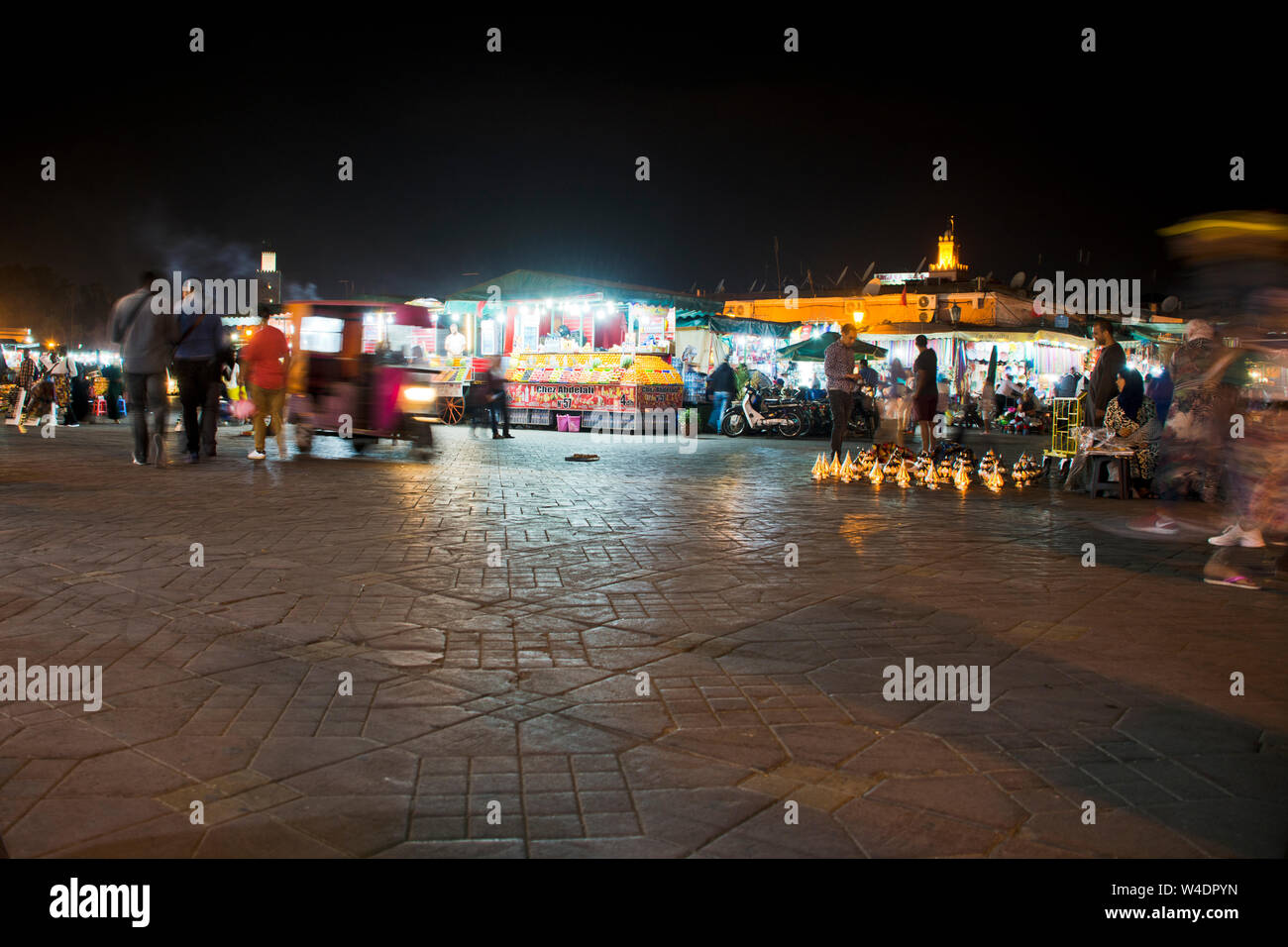 Nacht Markt in Marrakesch Jema El Fna Abend Sammlung von Einheimischen und Touristen am traditionellen lebendigen Islamischen low light Marktplatz in Marokko Stockfoto