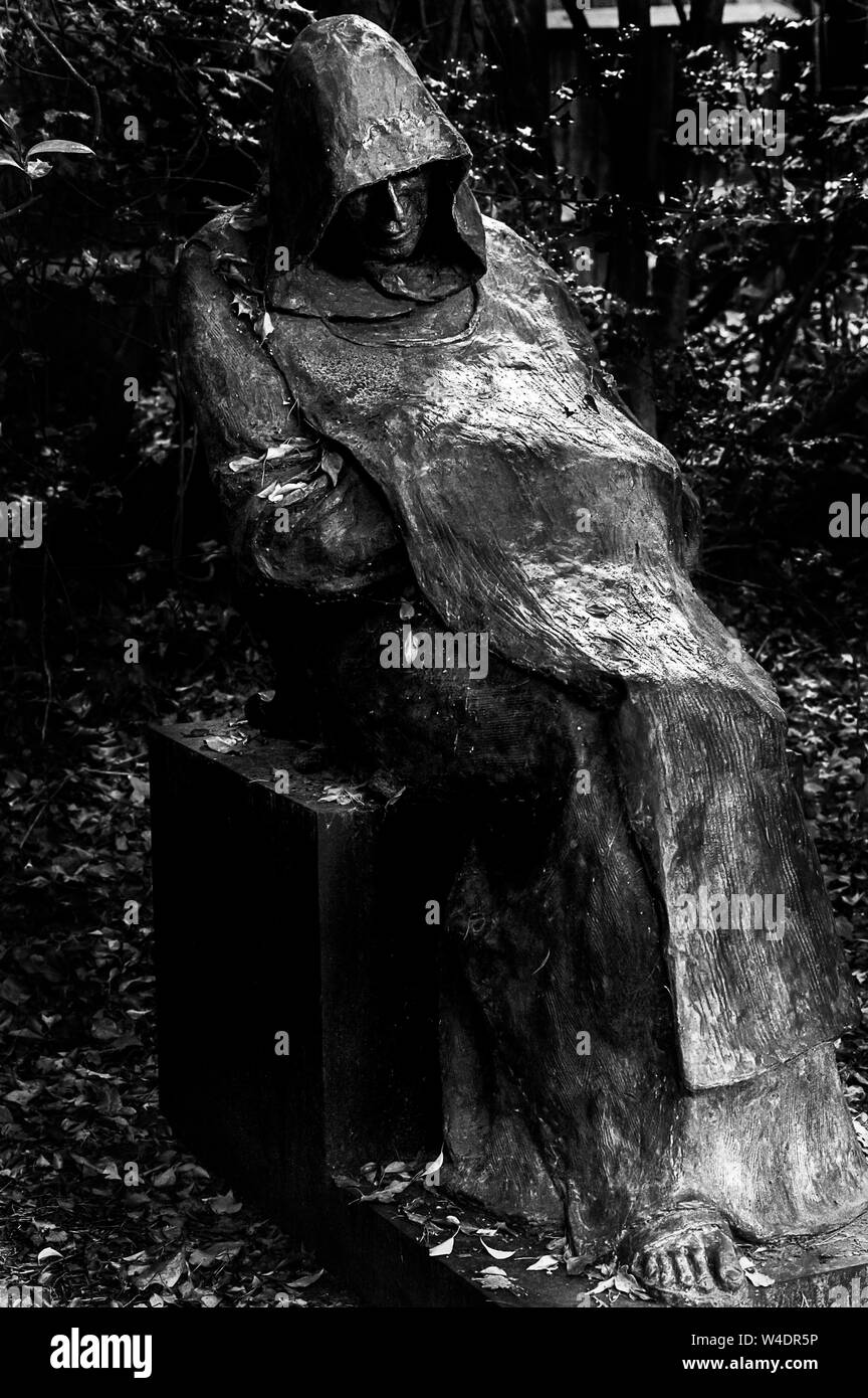 Eine Skulptur von einem Mann mit einem Umhang und Kapuze auf Anzeige an eine Skulptur Park Stockfoto