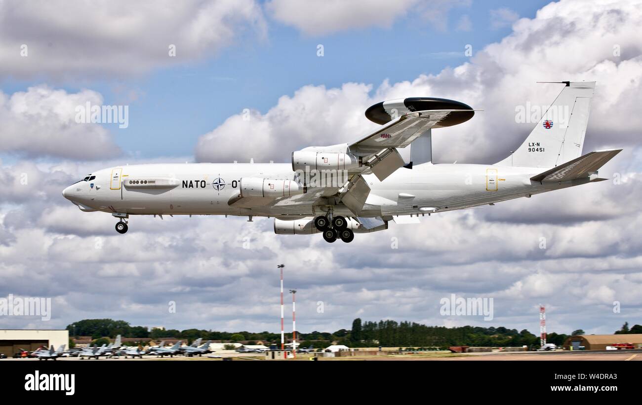 Boeing E-3A Sentry der NATO' Augen am Himmel "Airborne Warning and Control Kraft an der Royal International Air Tattoo anreisen Stockfoto