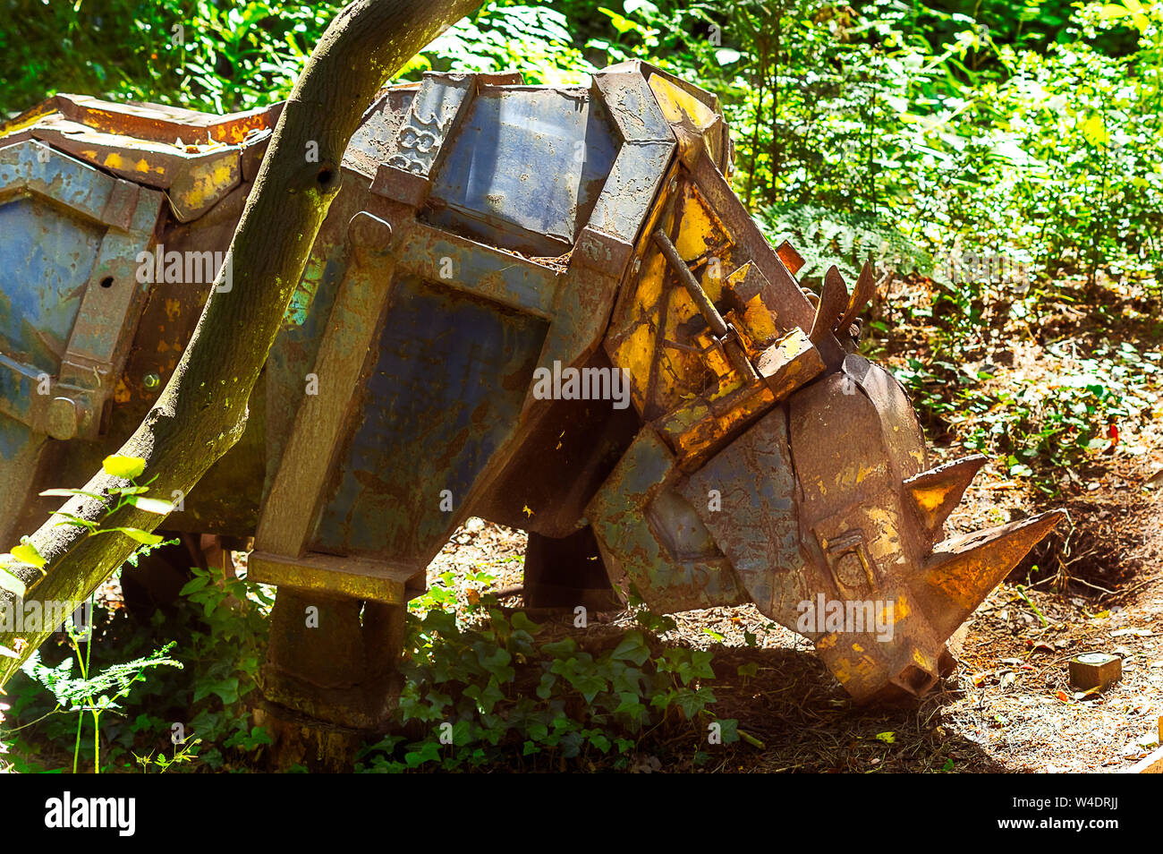 Eine hergestellte Stahl Rhino auf Anzeige an einem Skulpturenpark. Stockfoto