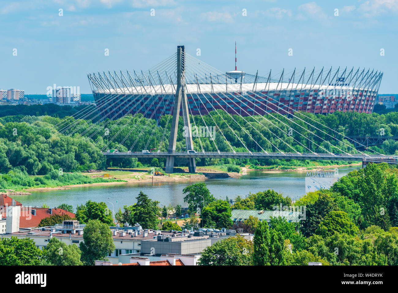 Warschau, Polen - 19 Juli, 2019: Blick auf Warschau Stadtbild mit Weichsel, Swietokrzyski-brücke und National Stadium Stockfoto