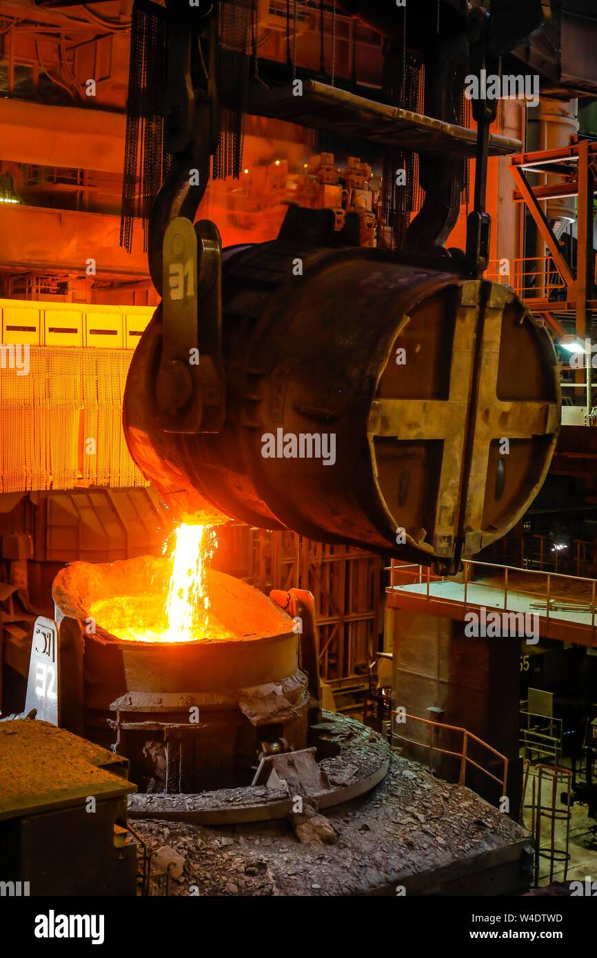 Glühen flüssiges Metall, Stahlwerk, ThyssenKrupp Steel, Duisburg, Ruhrgebiet, Nordrhein-Westfalen, Deutschland Stockfoto