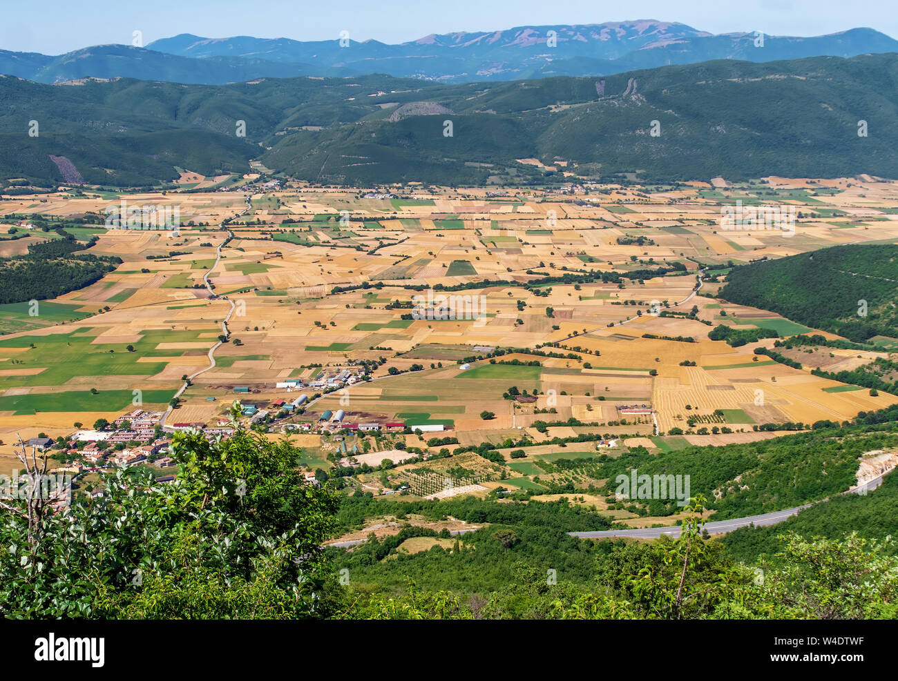 Golden Valley, allgemein auf die Landschaft in der Nähe von Norcia, an der Grenze zu Umbrien Marche, Italien. Landwirtschaft. Stockfoto
