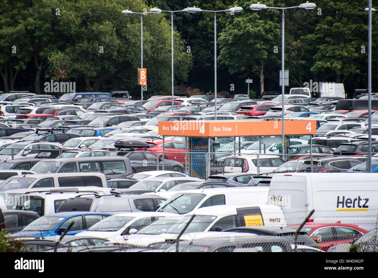 Vom Flughafen Gatwick aus hat man einen Parkplatz für Langzeitparkplätze von oben Stockfoto