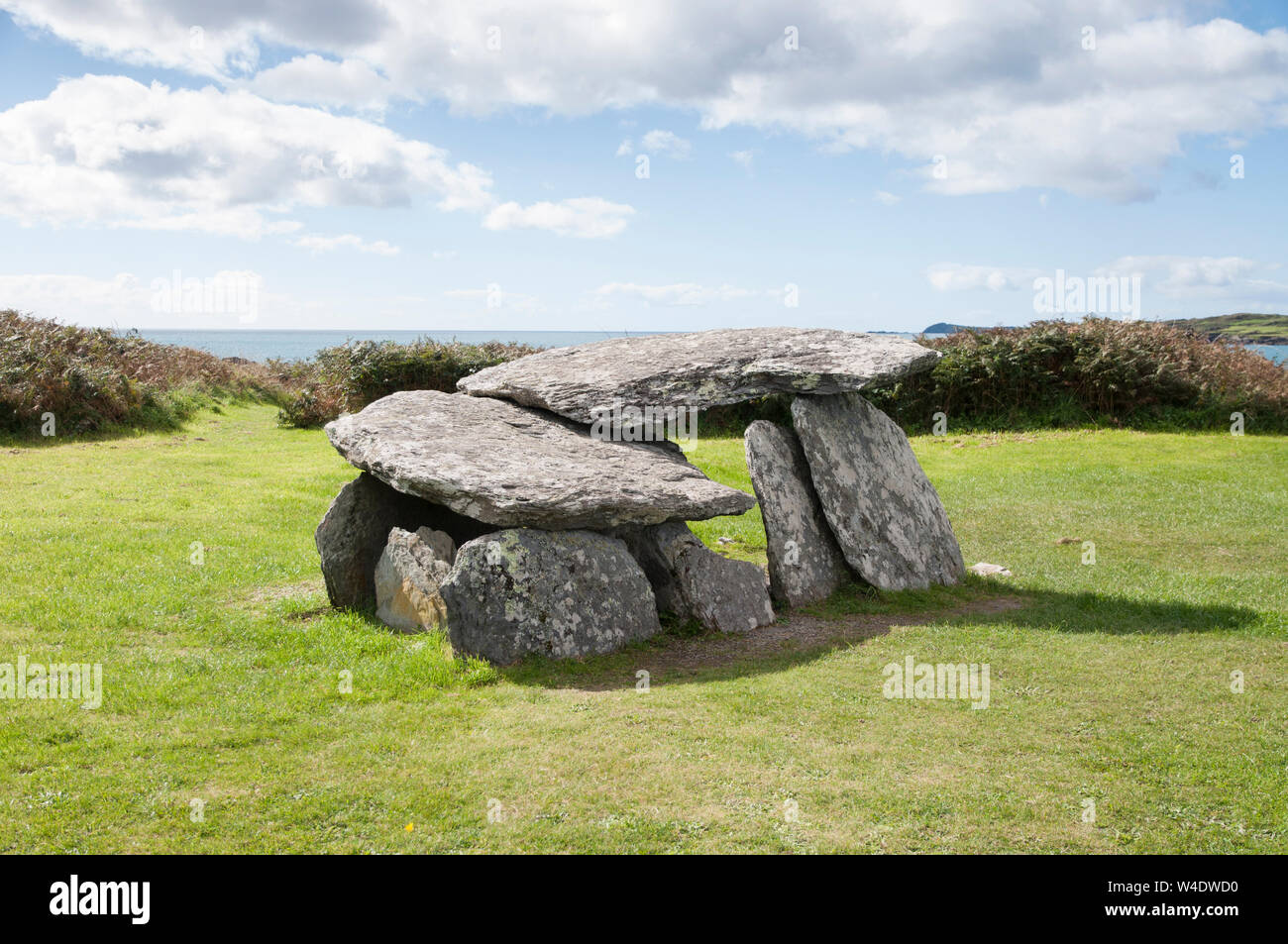 Aufnahme einer alten Grabstätte im Süden Irlands, mit einem schönen Blick auf das Meer. Stockfoto