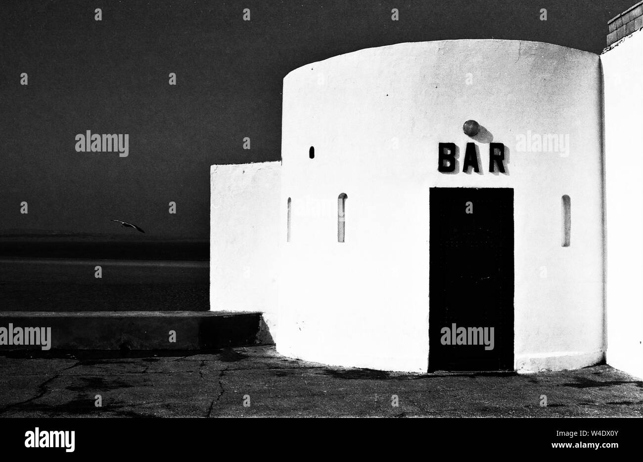 Foto in Schwarz und Weiß Retro Stil: Oriental Bar am Meer in Marokko, Essaouira Stockfoto