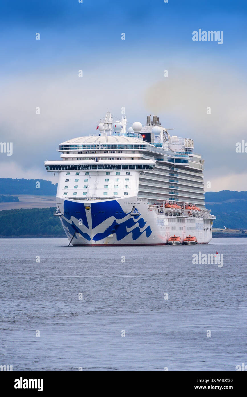 South Queensferry, Schottland - August 14, 2018: Princess Kreuzfahrtschiff, die königliche Prinzessin, in dem Firth-of-Forth verankert Passagiere zu transportieren. Stockfoto