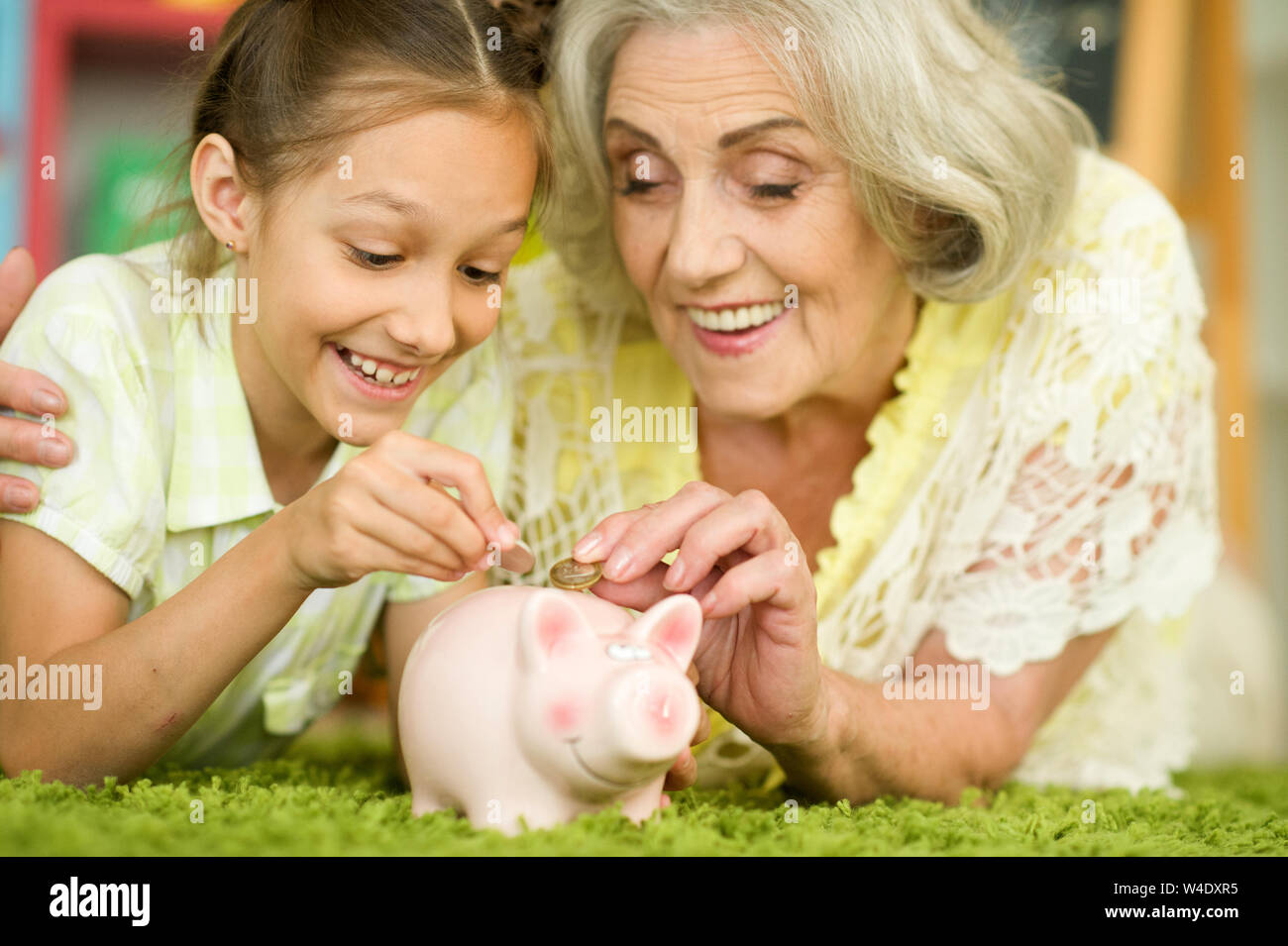 Portrait von glücklich schöne Oma mit Enkelin Stockfoto