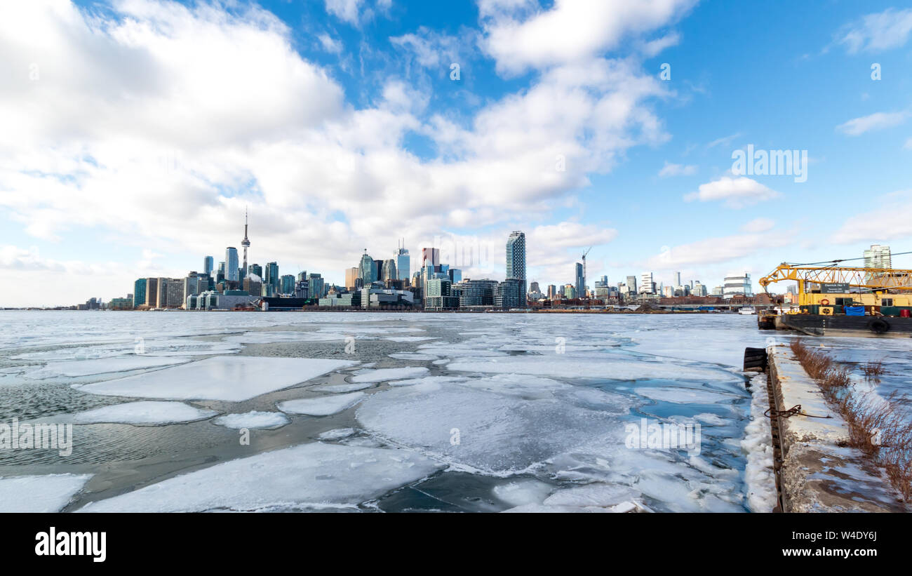 Toronto Skyline der Stadt ist mit einem vereisten See Ontario aus den östlichen Harbourfront gesehen. Stockfoto