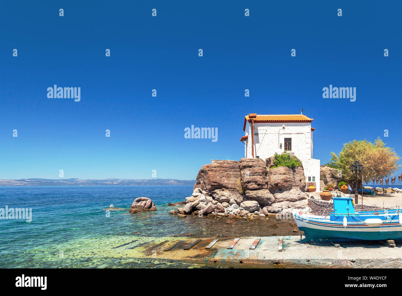 Skala Sykamias, der malerische Fischerhafen der Insel Lesvos, Griechenland. Die weiße Kapelle Panagia Gorgona, einem berühmten griechisch-orthodoxen Kirche. Stockfoto