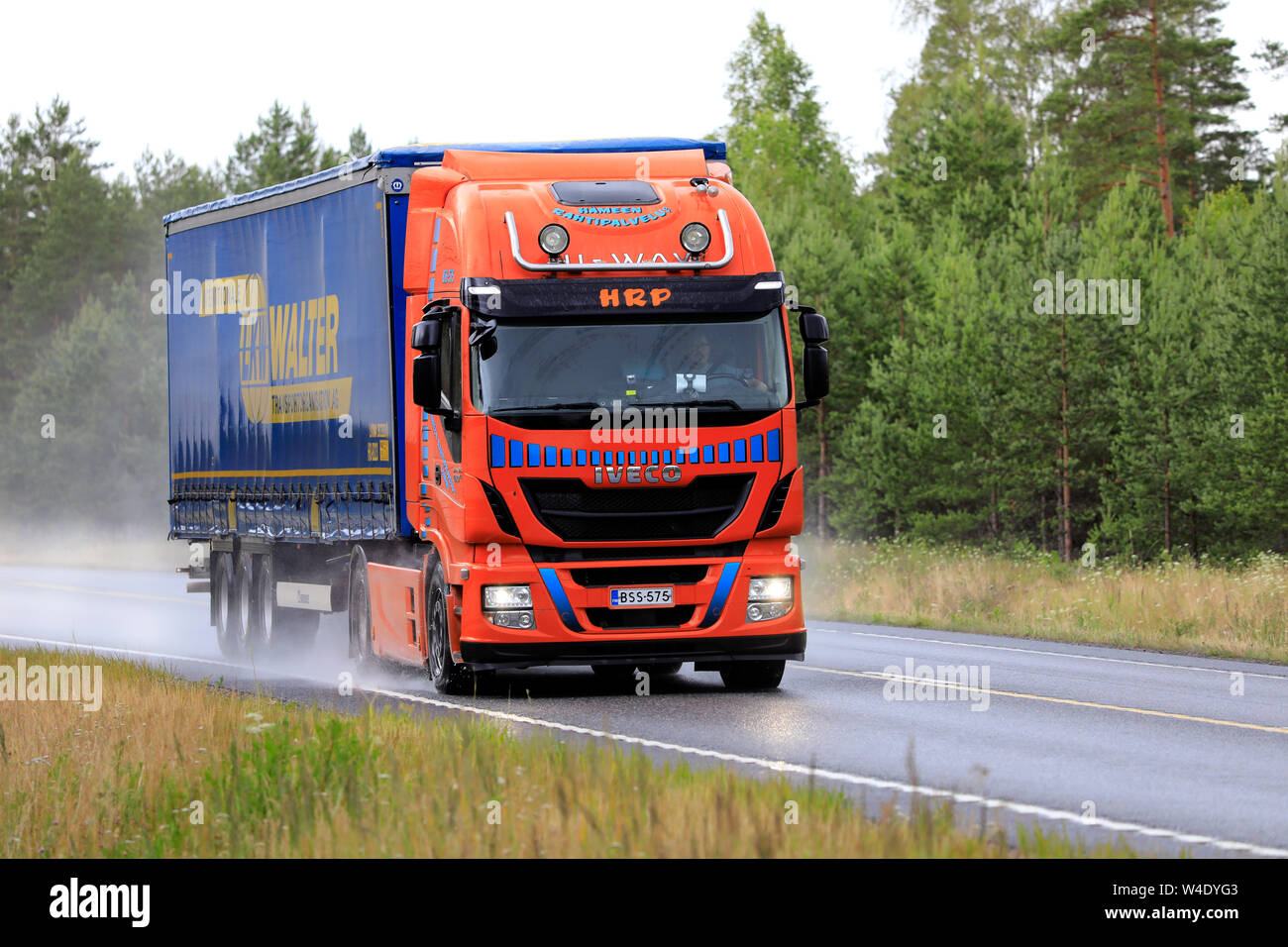 Raasepori, Finnland. Juli 5, 2019: Bunte Iveco Stralis Auflieger HRP transportiert Güter zusammen finnische Nationalstraße 25 an einem regnerischen Tag des Sommers. Stockfoto