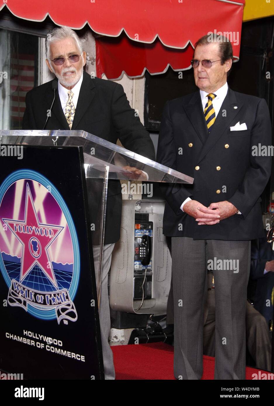 11.10.2007, Hollywood, Kalifornien, USA - David Hedison und Roger Moore während einer Zeremonie zu Ehren Roger Moore mit einem Stern auf dem Hollywood Walk of Fame, am 11. Oktober 2007, in Los Angeles. - K 55049 MGE (Credit Bild: © Michael Germana/Kugel Fotos/ZUMAPRESS.com) Stockfoto