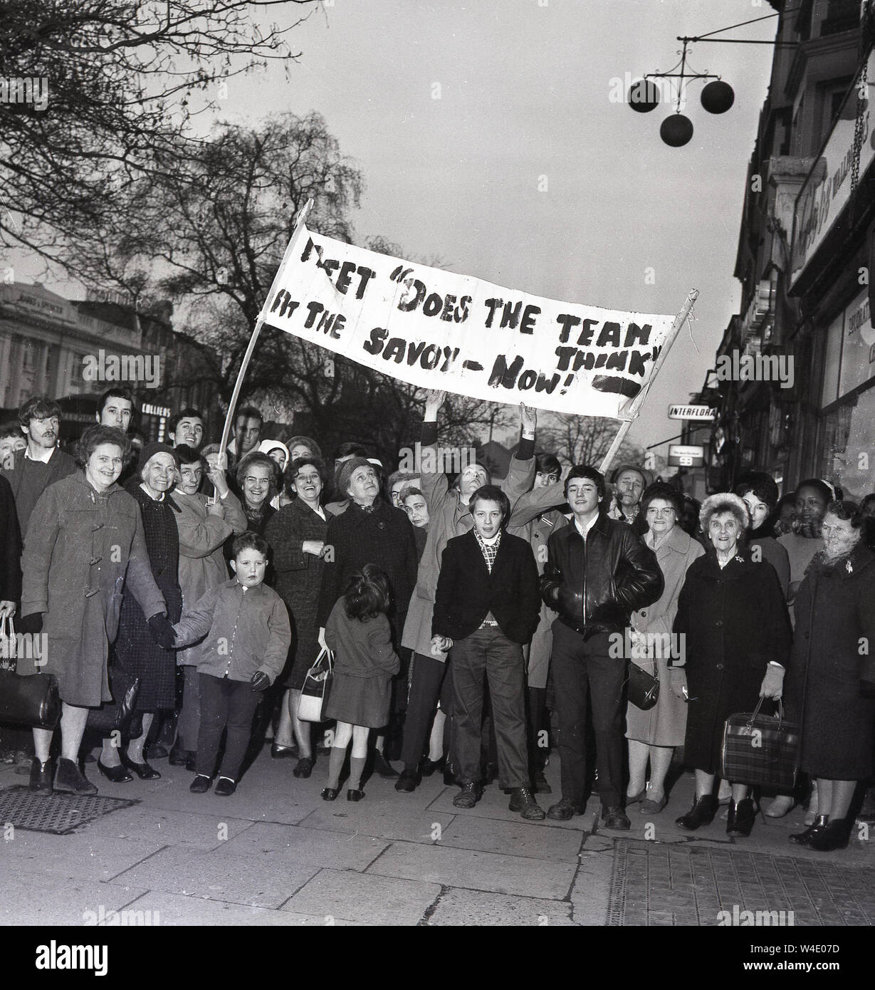 1960, historische, draußen auf der Straße in Catford, London, die Fans des BBC Radio panel Spiel, 'hat das Team Denken" halten ein Banner in einer South London Street Werbung "Meet the cast' im Savoy Theater, Catford, London, England, UK. Die beliebten panel Spiel, eine Parodie auf "Fragen" wurde für Lachen gespielt und lief seit fast zwanzig Jahren. Stockfoto