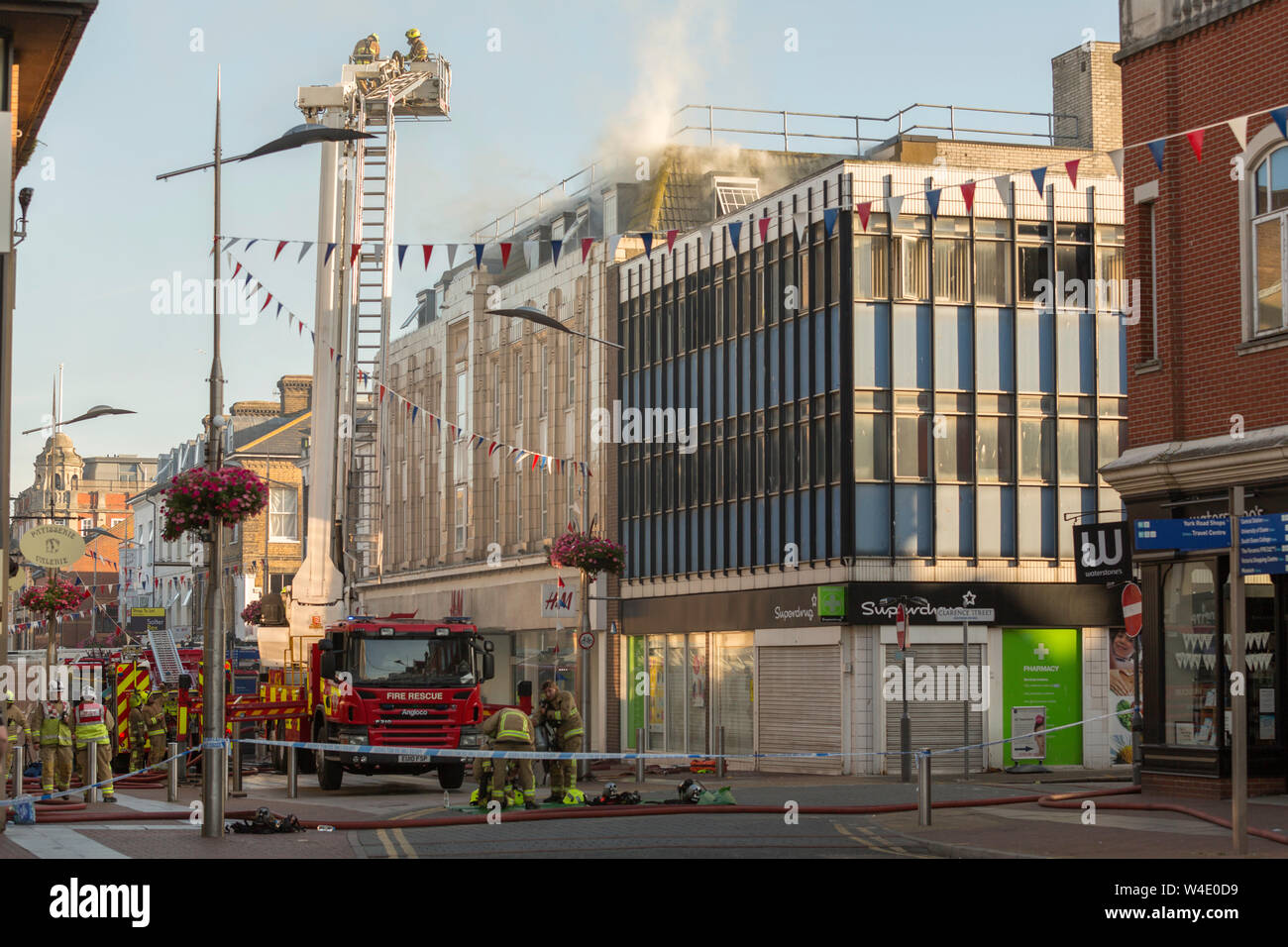 Southend On Sea, Großbritannien. 22. Juli 2019. Hat sich ein Brand über H&M Store in der High Street. Mindestens sechs Brandbekämpfungseinrichtungen sind auf der Szene mit Feuer Besatzungen arbeiten, um den Brand zu löschen. Penelope Barritt/Alamy leben Nachrichten Stockfoto