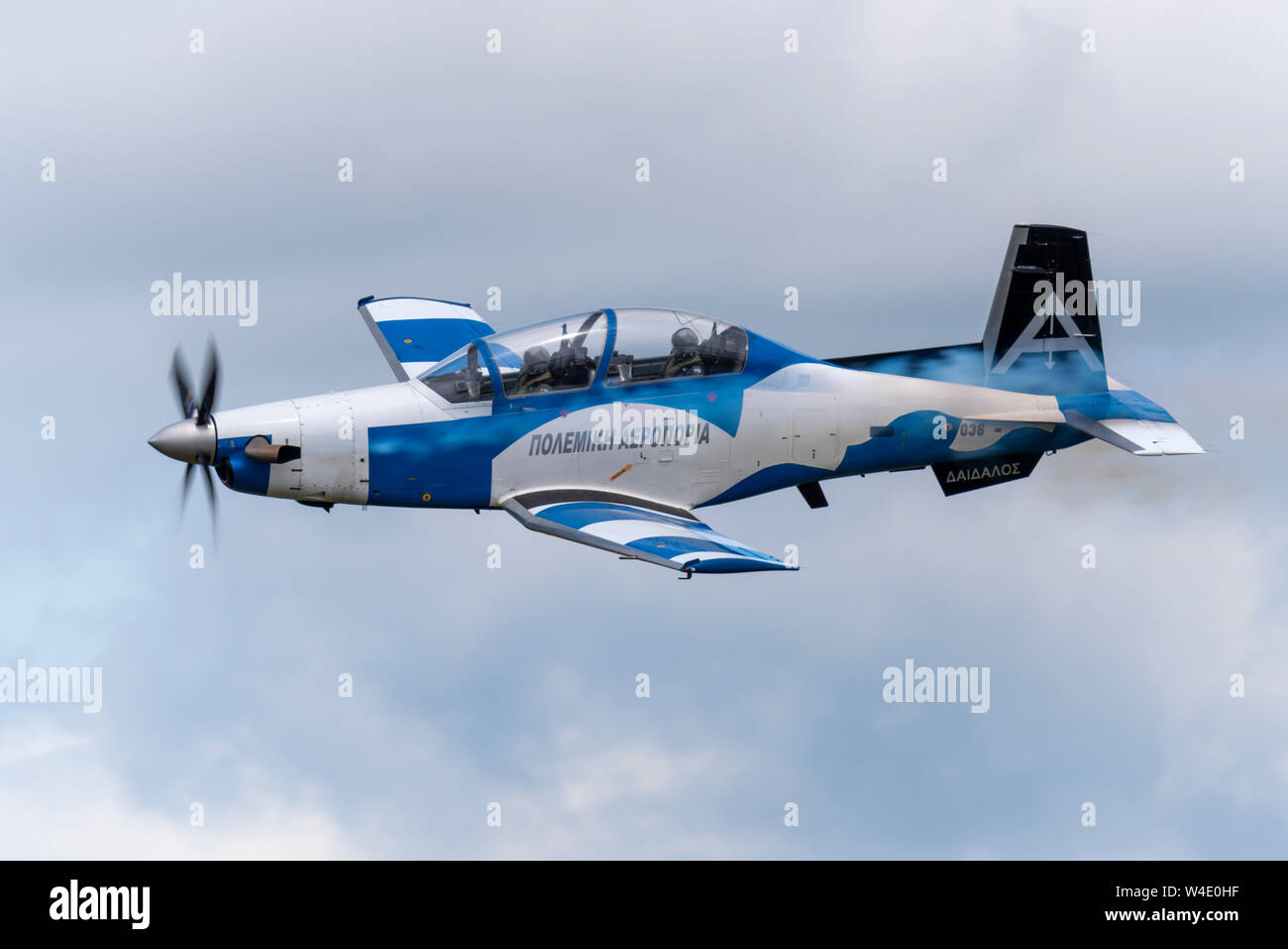 Hellenic Air Force Beechcraft T-6A Texan II der Daedalus-Geschwader fliegt auf der Royal International Air Tattoo Airshow, RAF Fairford, Großbritannien. Griechisch Stockfoto