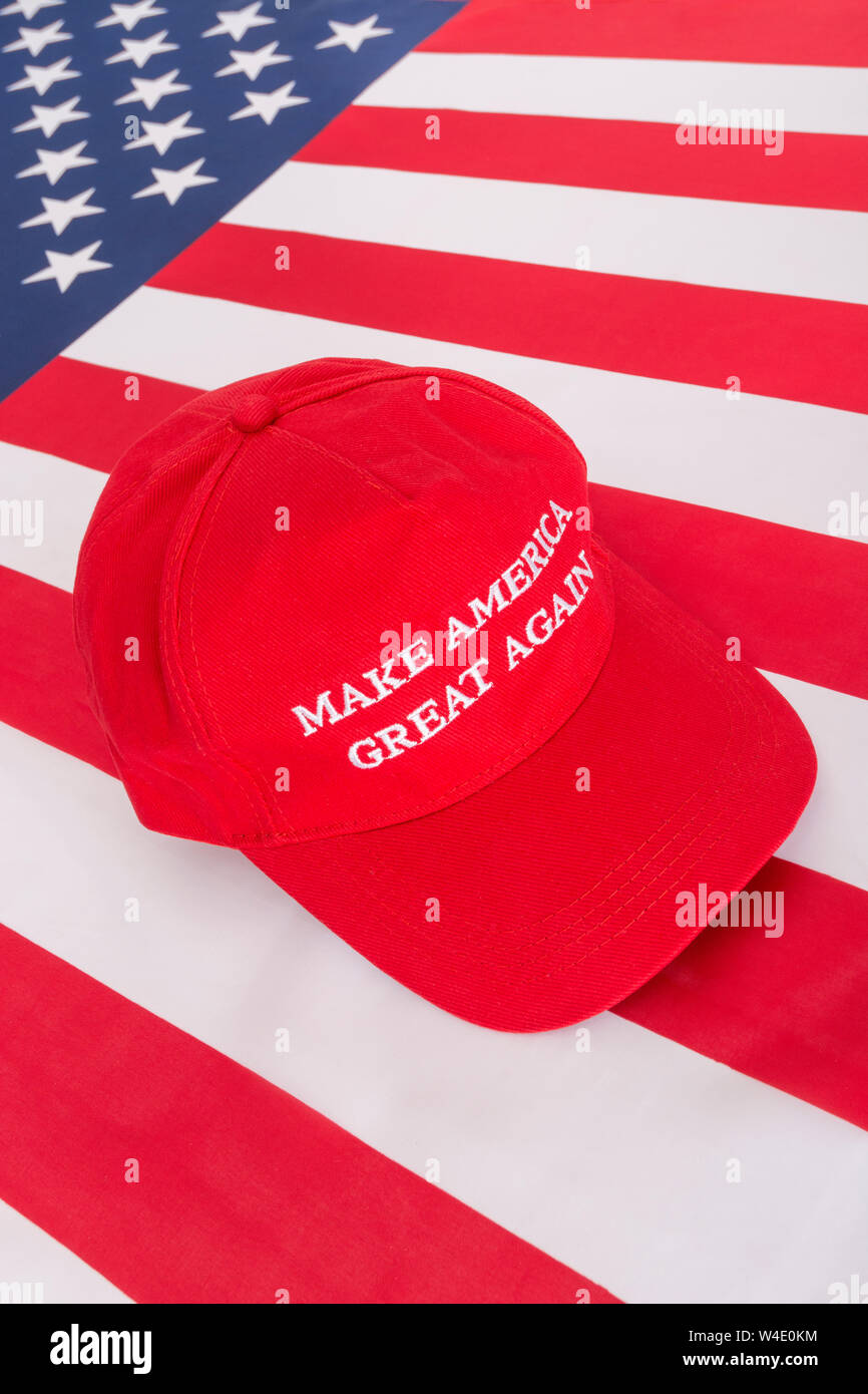 Rote Donald Trump MAGA Mütze und US Stars & Stripes Flagge. Metapher Maga Hats, Trump-Anhänger, Trump-Präsidentschaft, US-Wahlen 2024, Trump America First Stockfoto
