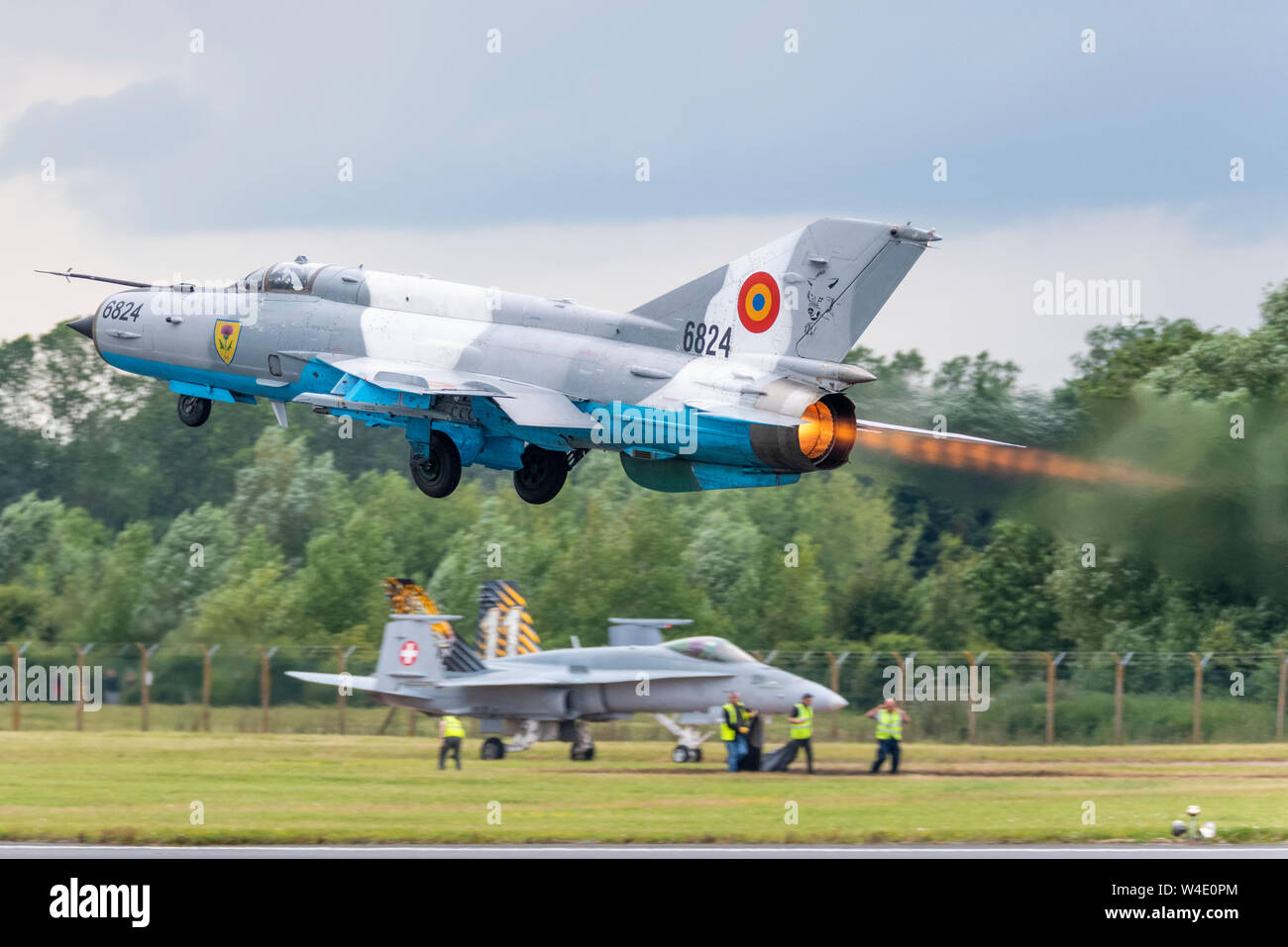 Die rumänische Luftwaffe MiG-21 Lancer C Jet Kampfflugzeug fliegt auf der Royal International Air Tattoo Airshow, RAF Fairford, Großbritannien. Russischer Vintage-Look Stockfoto