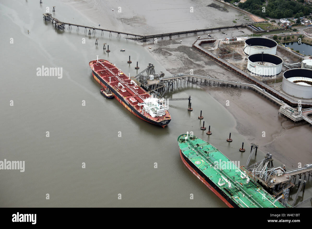 Luftaufnahme der Boote am Shell Tranmere Oil Terminal Jetty, Birkenhead, Merseyside Stockfoto