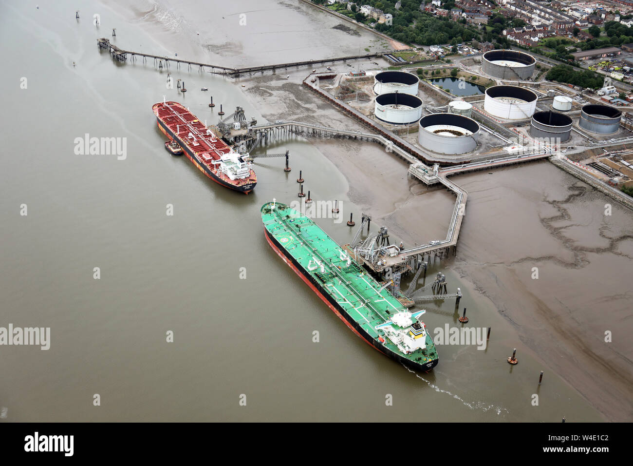 Luftaufnahme der Boote am Shell Tranmere Oil Terminal Jetty, Birkenhead, Merseyside Stockfoto