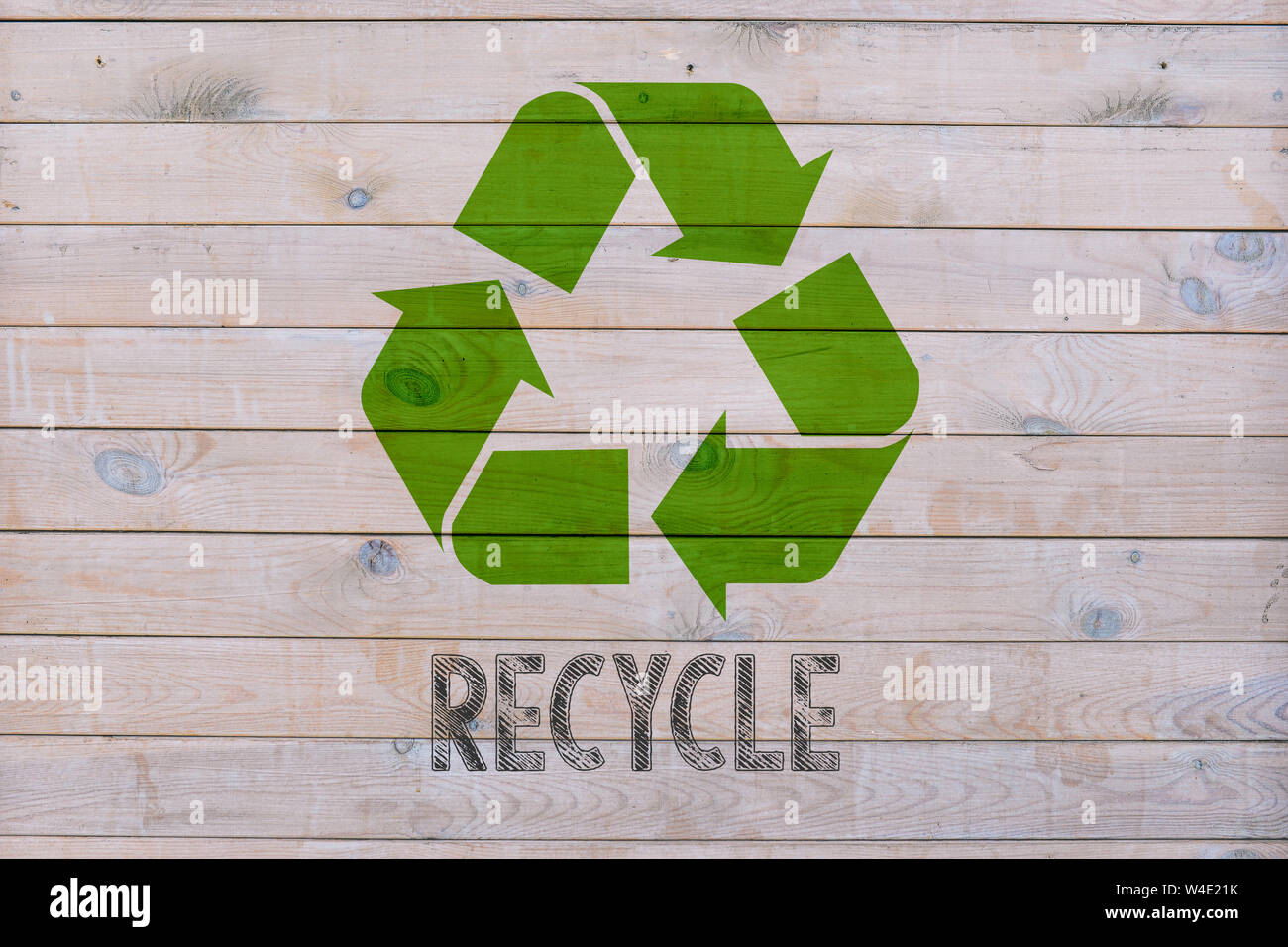 Recycling Symbol. Eco-Recycling. Eco-Konzept mit Papierkorb Symbol auf hölzernen Tisch Hintergrund. Die Natur sauber durch Recycling Stockfoto