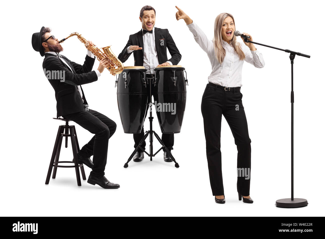 Volle Länge geschossen von Sängerin, Mann spielt conga Drums und Mann mit einem sax auf weißem Hintergrund Stockfoto Volle Länge geschossen von Sängerin, Mann spielt conga Drums und Mann mit einem sax auf weißem Hintergrund Stockfoto