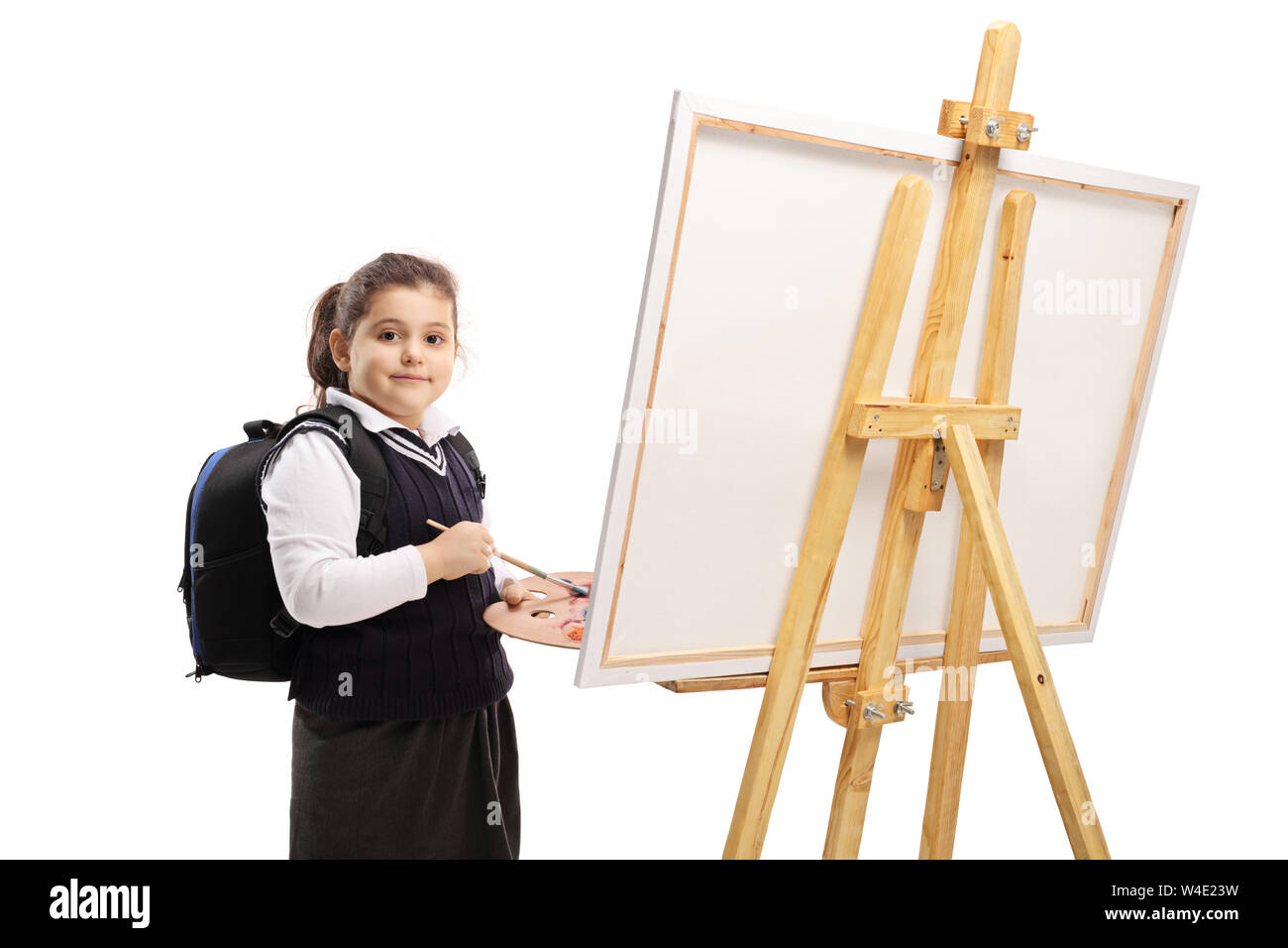 Schulmädchen Malerei auf einer Leinwand, und wenn man die Kamera auf weißem Hintergrund Stockfoto