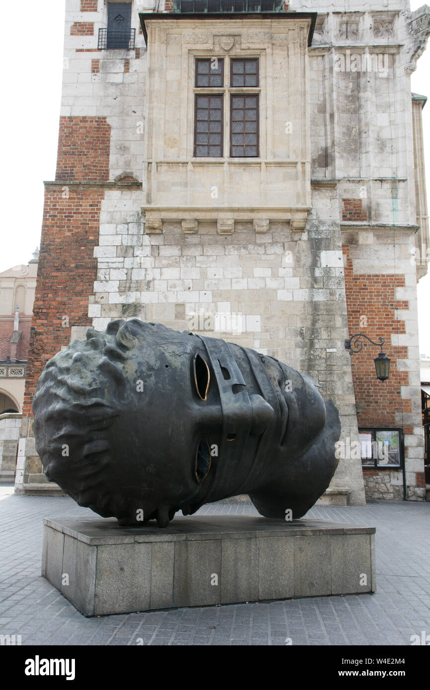 'Eros Bendato" (1999 gegründet), Skulptur von Igor Mitoraj, stehend auf dem Hauptplatz in Krakau Stockfoto