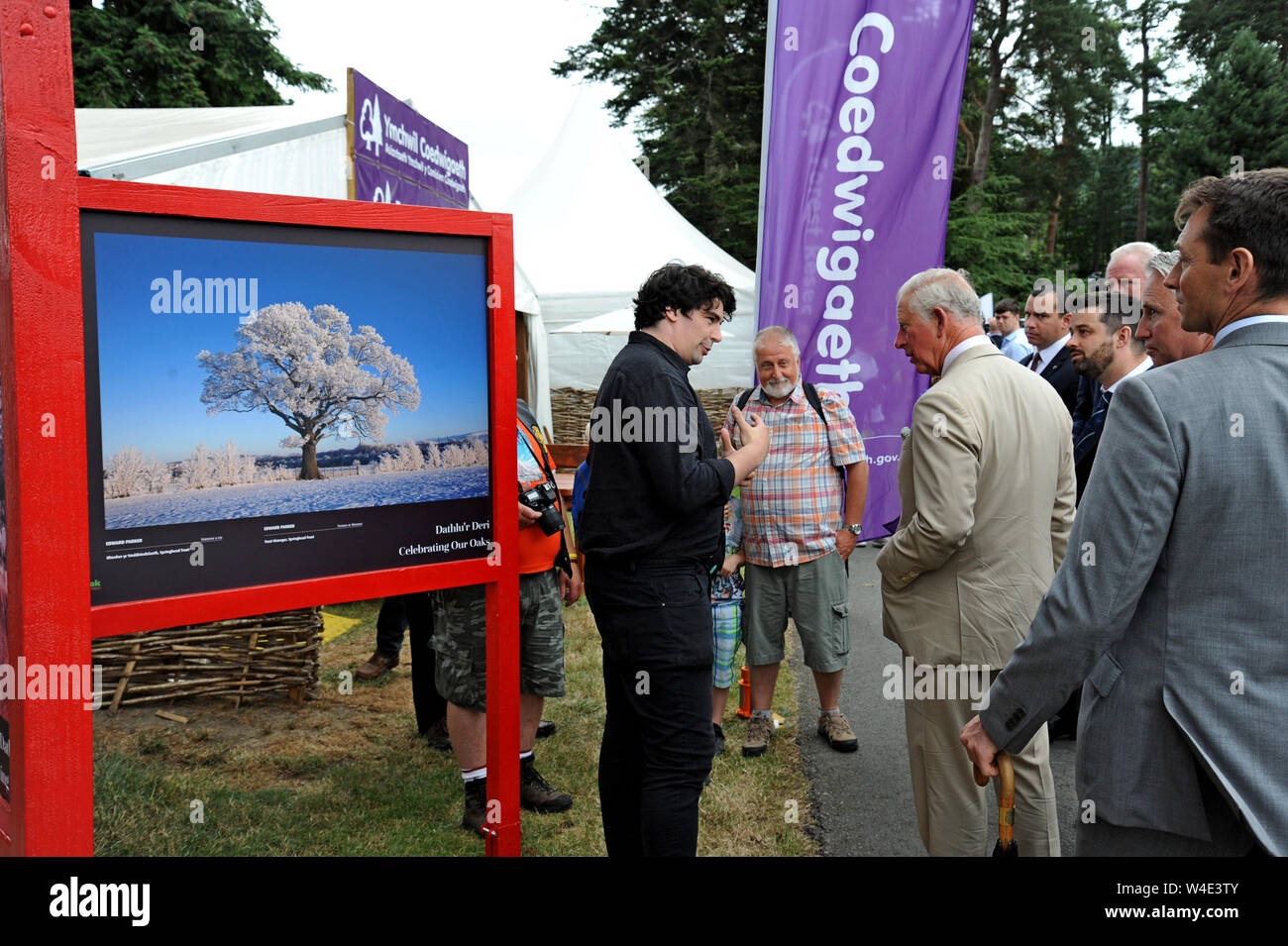 Builth Wells, Wales, 22. Juli 2019. Seine königliche Hoheit Prinz Charles diskutiert der Erhaltung der Wälder an der 100 Royal Welsh zeigen. Die Veranstaltung ist die größte landwirtschaftliche zeigen im Vereinigten Königreich und jährlich rund 200.000 Menschen über 4 Tage. G.P. Essex/Alamy leben Nachrichten Stockfoto