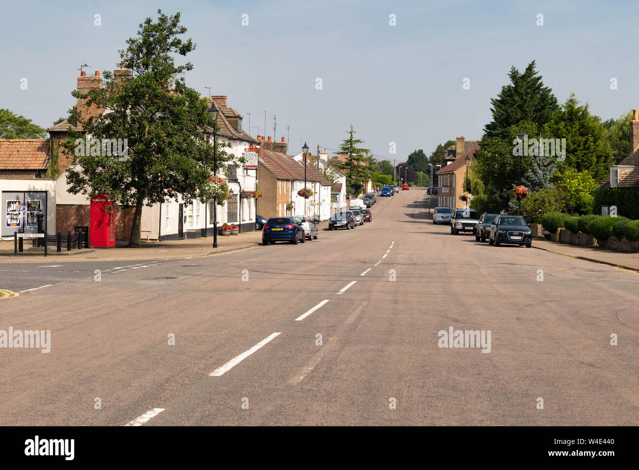 Stilton Dorf, Cambridgeshire, England, UK. Breite Straße, verwendet der Great North Road zu sein (nach Norden an der Kreuzung von High St, Kirche St, North St Stockfoto