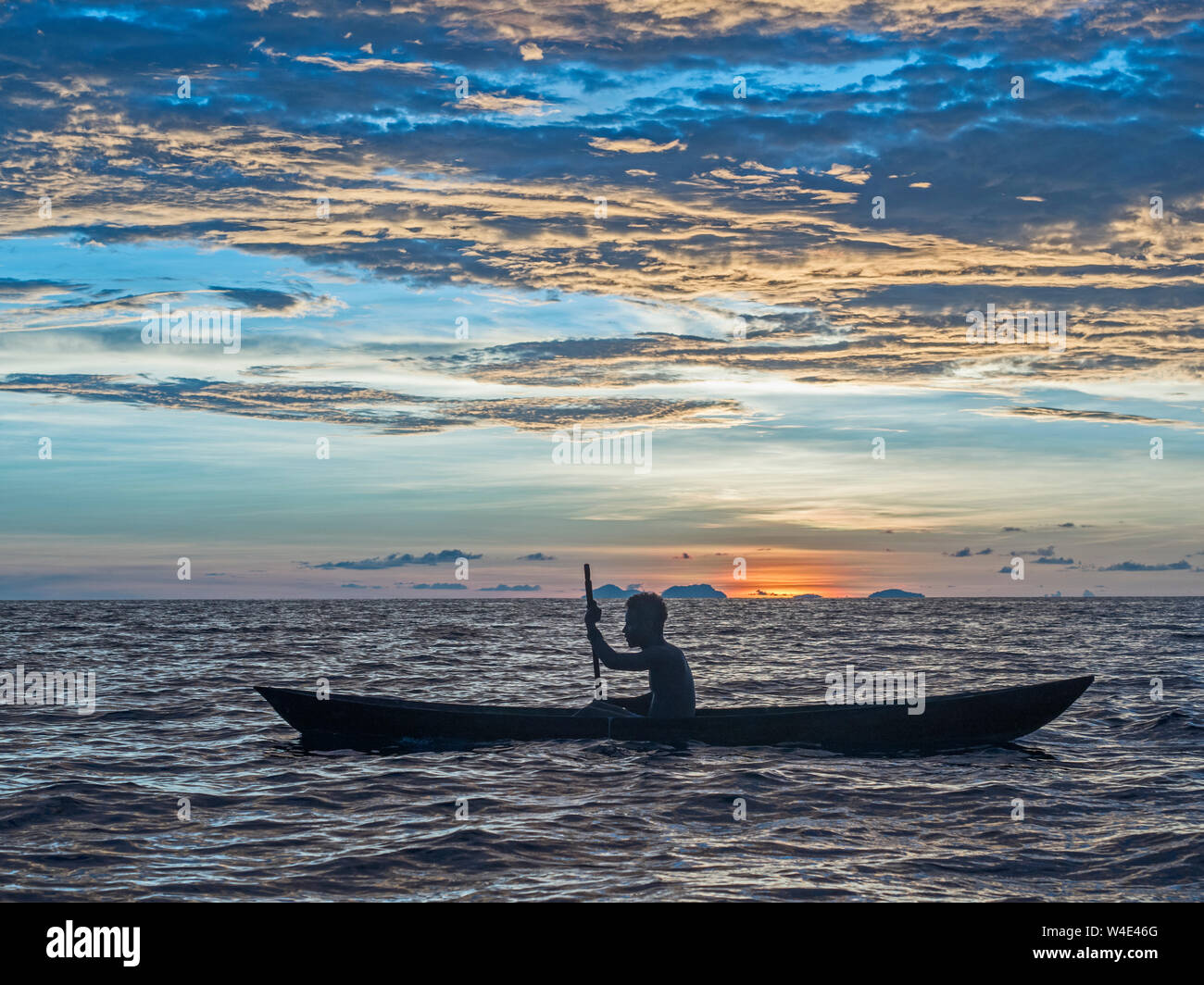 Insel und die lokalen Fischer in gegraben aus Kanu in neuen Georgia Gruppe, Western Province, Solomon Inseln, Südpazifik Stockfoto