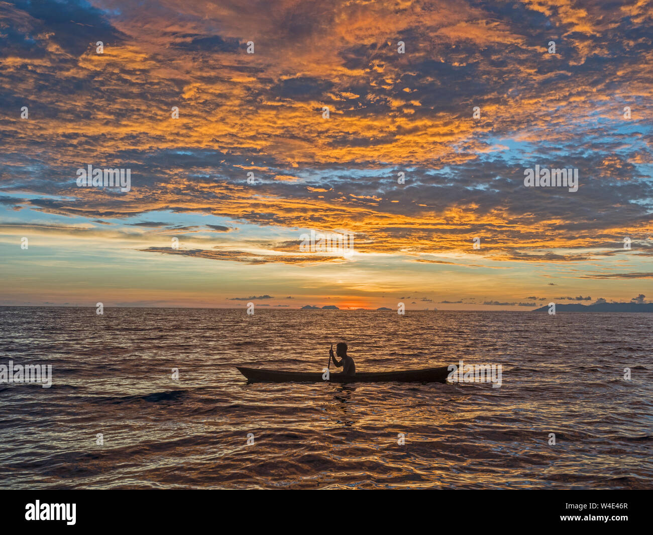 Insel und die lokalen Fischer in gegraben aus Kanu in neuen Georgia Gruppe, Western Province, Solomon Inseln, Südpazifik Stockfoto