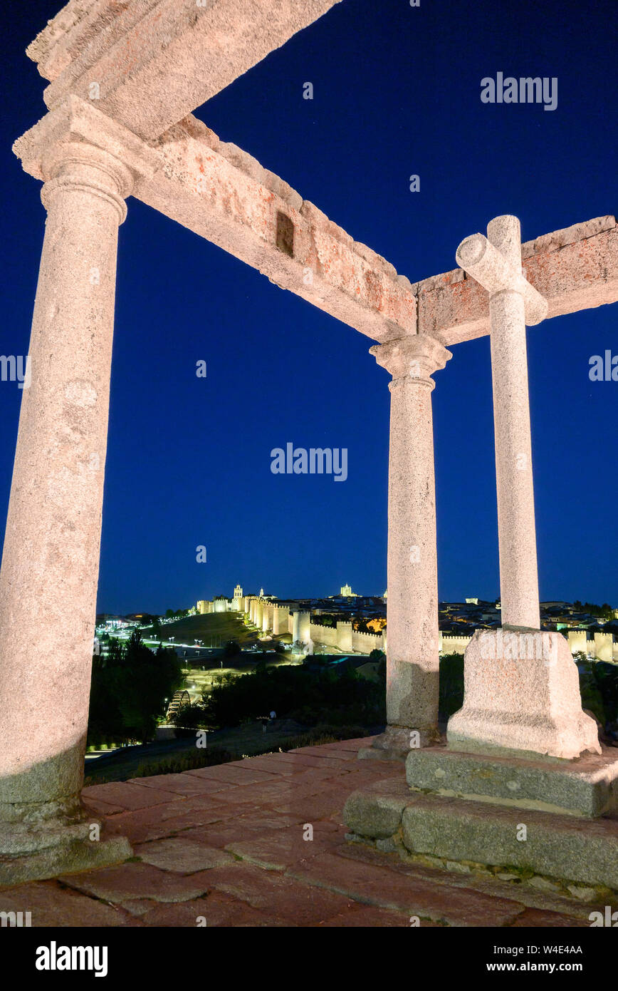 Die beleuchtete Stadt Mauern von Avila aus der Cuatro Postes Denkmal bei Nacht, Avila, Spanien Stockfoto