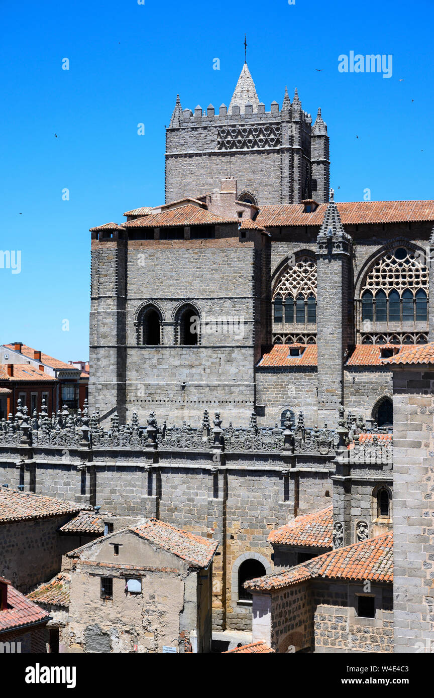 Suchen von den Wänden herab auf die Kathedrale und die Altstadt in Avila, Castilla y Leon, Spanien Stockfoto