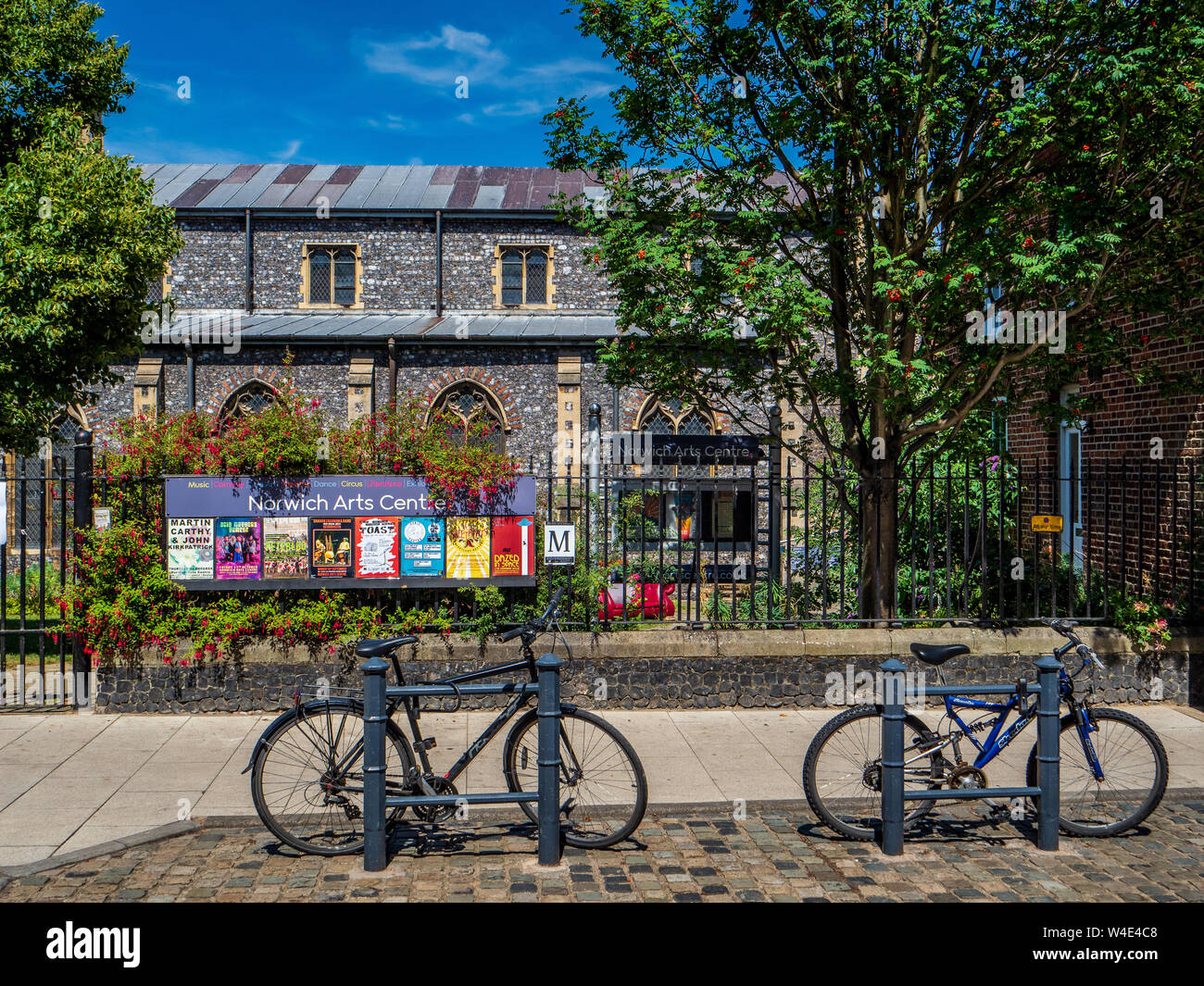 Norwich Arts Center - live Musik, Kunst und Theater in der Kirche des St. Swithin in St. Benedikt's Street in Norwich entfernt. Stockfoto