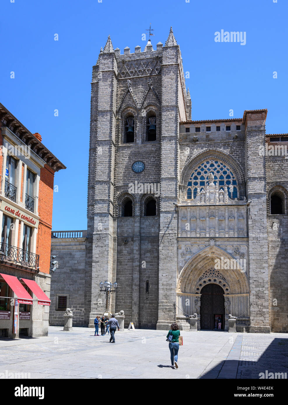 Die westfassade von Avila der frühen gotischen Kathedrale vom Cathedral Square, Avila, Spanien Stockfoto
