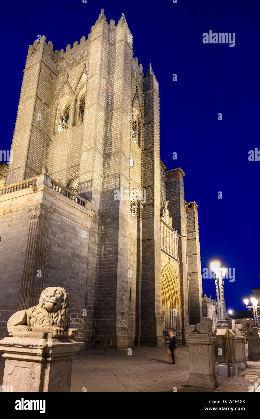 Der beleuchteten Kathedrale in Avila bei Nacht, Avila, Spanien Stockfoto