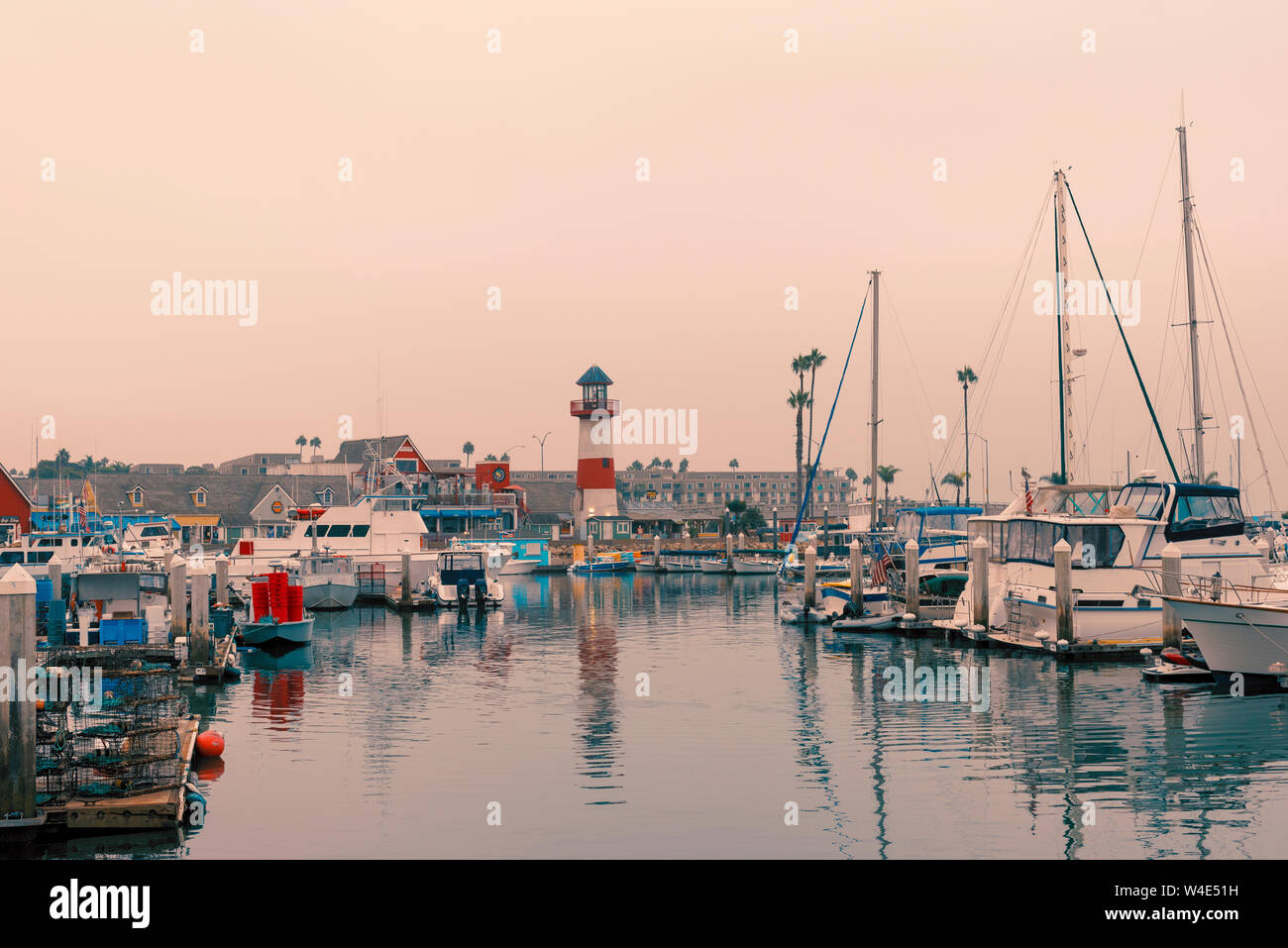 Hellen morgen Himmel über Marina mit Leuchtturm und angedockten Boote. Stockfoto