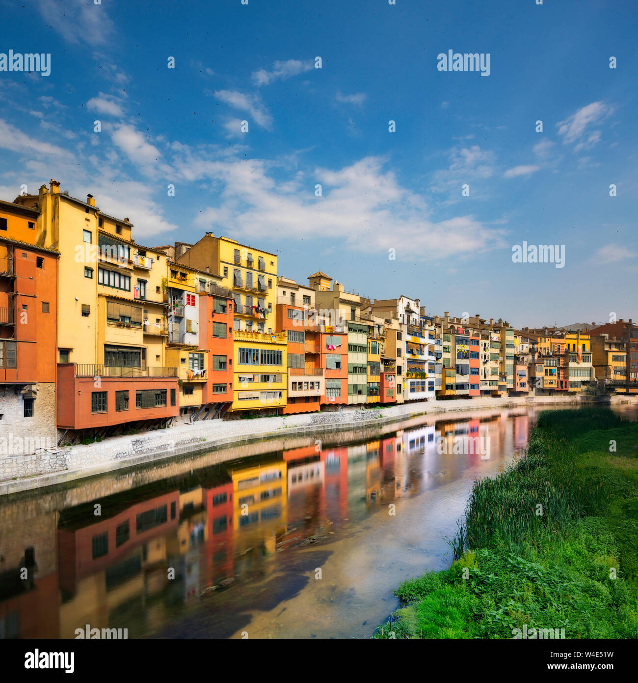 Die bunt bemalten Fassaden der Häuser mit Blick auf den Fluss Onyar im Zentrum von Girona Stockfoto