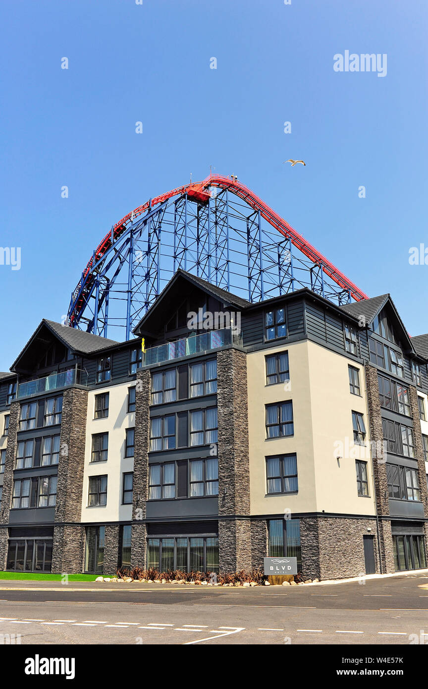 Der neue Boulevard Hotel in Blackpool Pleasure Beach mit der große Achterbahn im Hintergrund Stockfoto