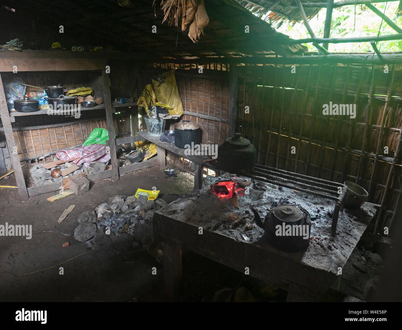 Traditionellen strohgedeckten Haus in Nara Dorf auf Makira Insel, Solomon Inseln, Südpazifik Stockfoto