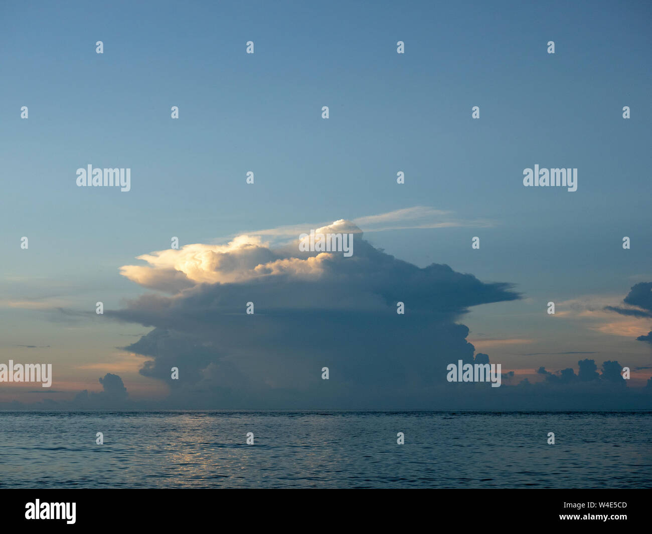 Wolken über dem Südpazifik gesehen von Savo Island, Solomon Inseln, Südpazifik Stockfoto