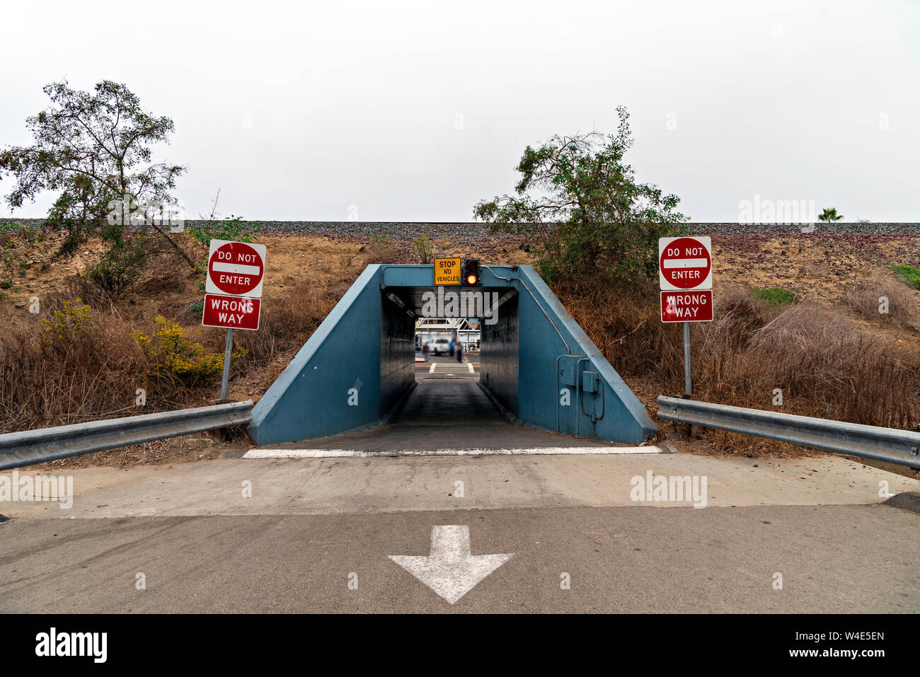 Blauer Tunnel von der Straße mit Pfeil auf die Straße gemalt. Keine Anzeichen für Pkw, Fußgänger-Tunnel oder Unterführung ein. Stockfoto