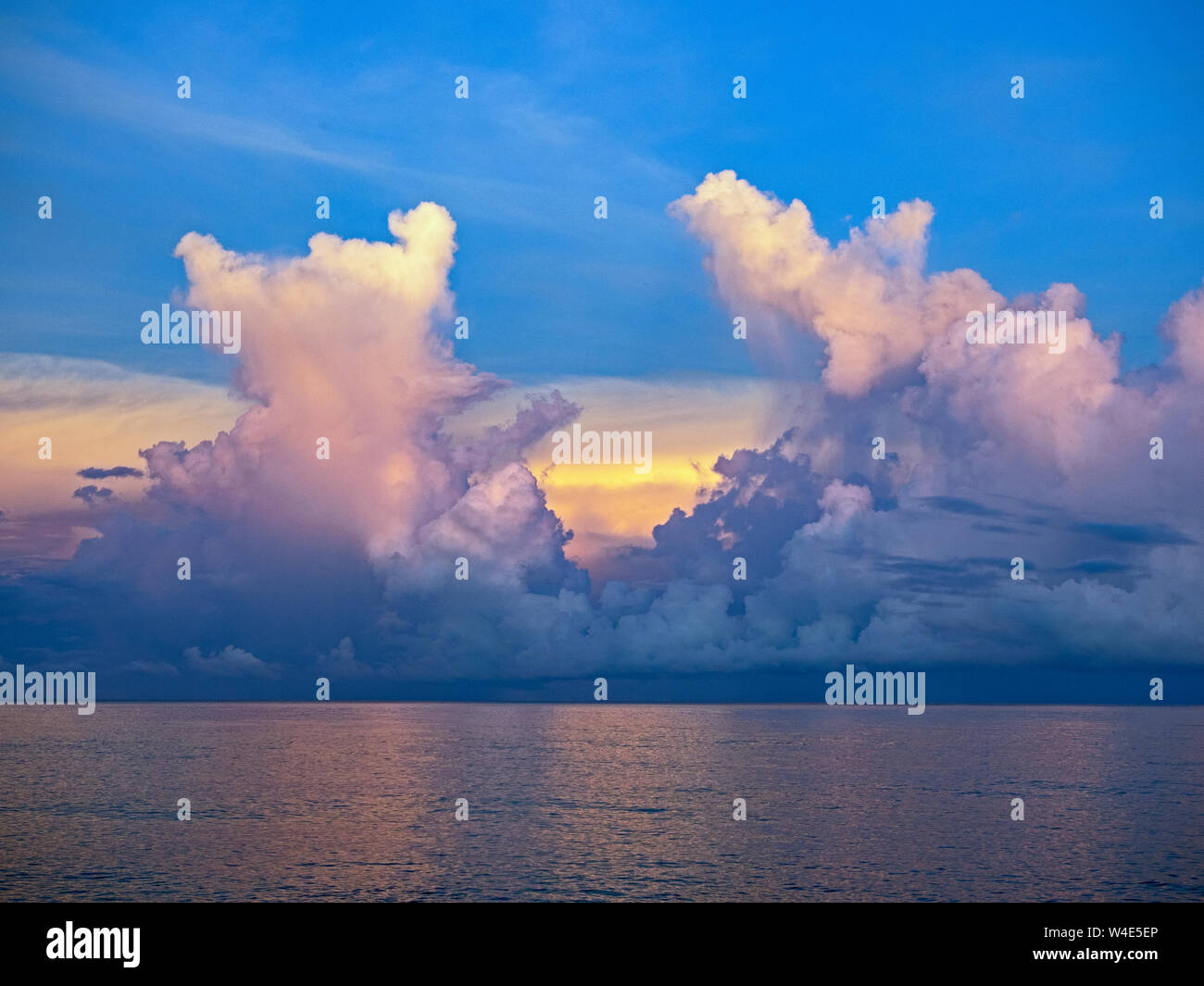 Wolken über dem Südpazifik gesehen von Savo Island, Solomon Inseln, Südpazifik Stockfoto