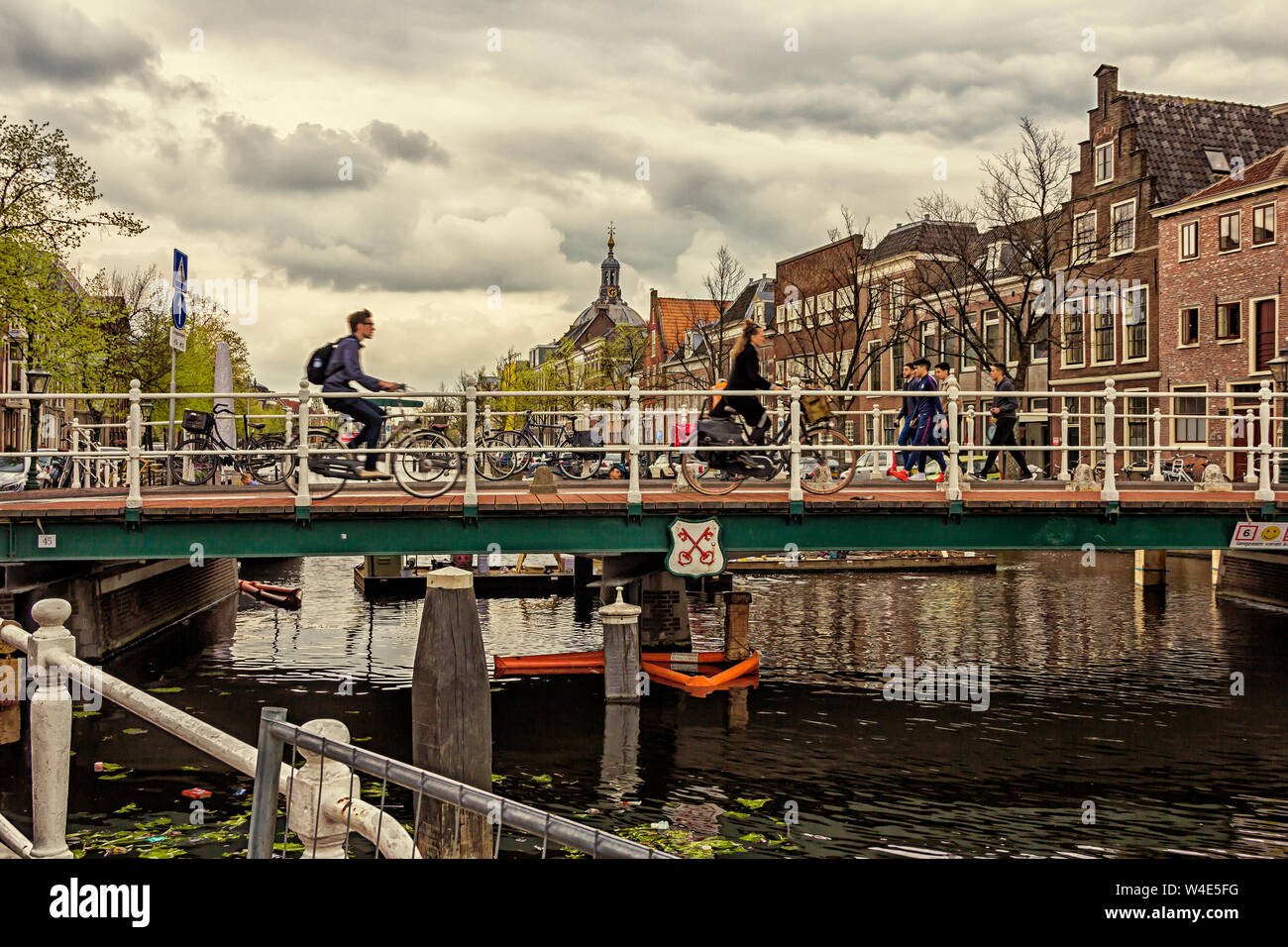 Leiden, Holland, Niederlande, April 18, 2019, die Altstadt von Leiden mit historischen Kähne und Wohnhäuser, Yachten und Hausboote Stockfoto