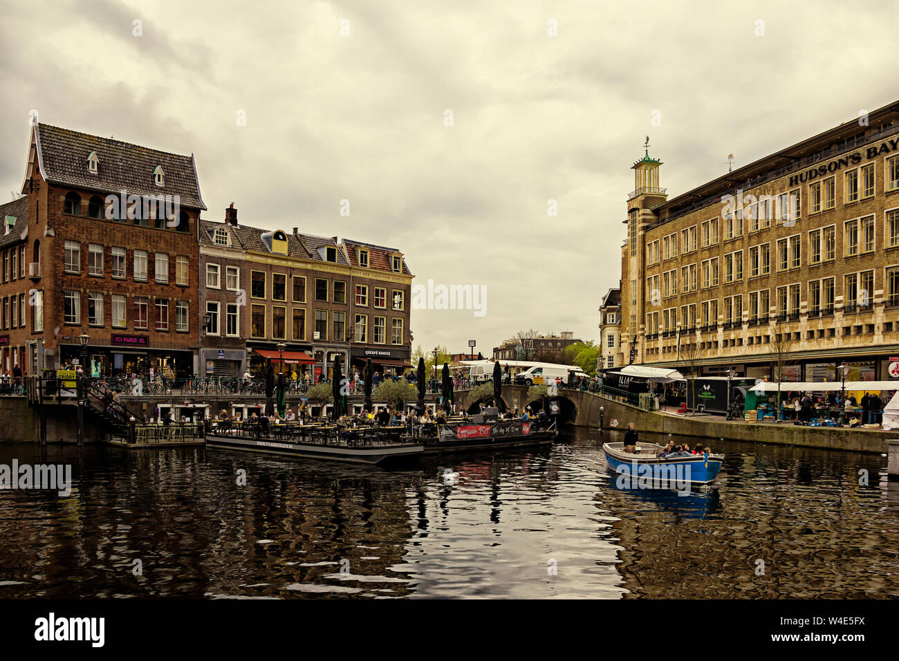 Leiden, Holland, Niederlande, April 18, 2019, die Altstadt von Leiden mit historischen Kähne und Wohnhäuser, Yachten und Hausboote Stockfoto