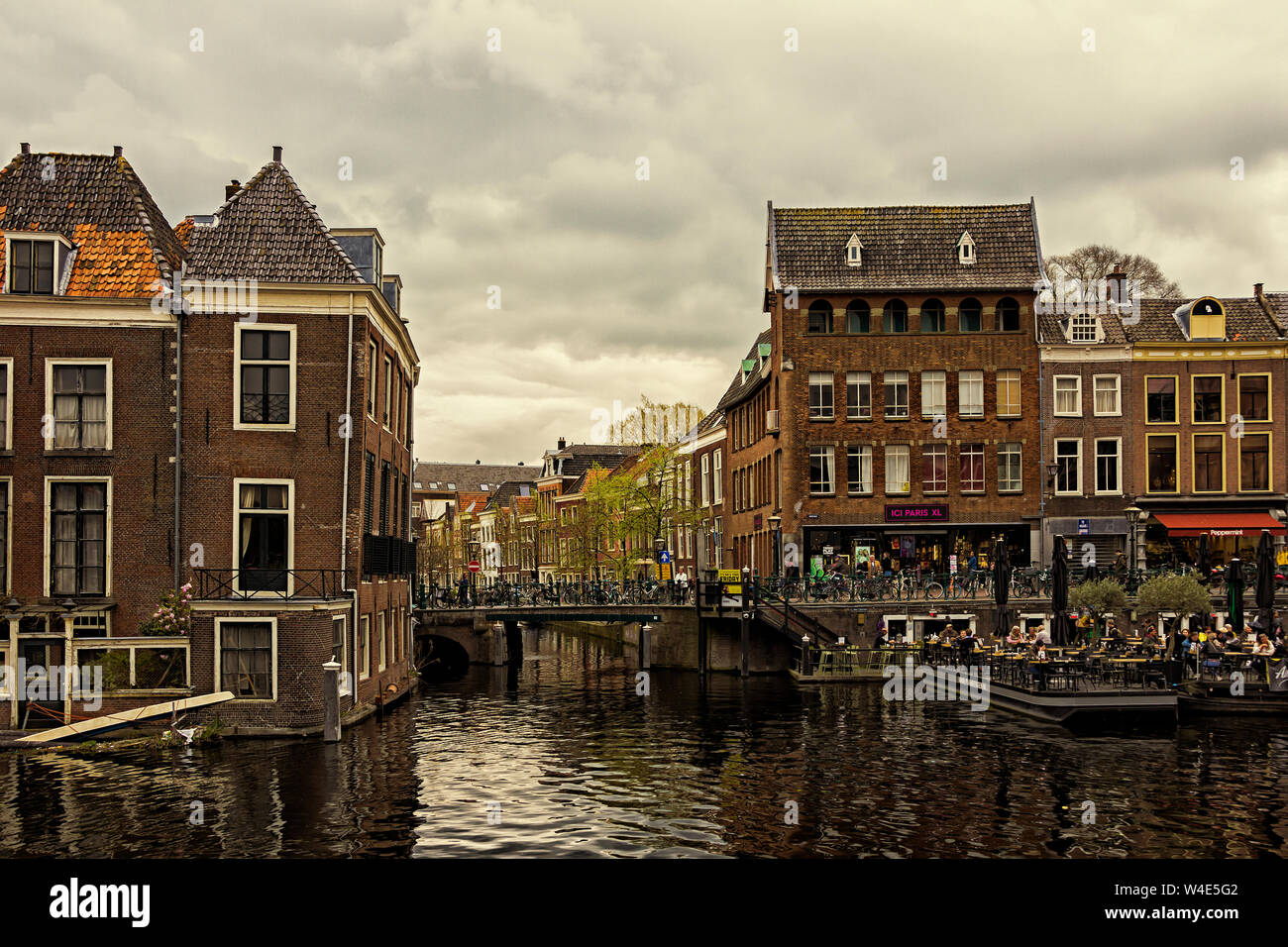Leiden, Holland, Niederlande, April 18, 2019, die Altstadt von Leiden mit historischen Kähne und Wohnhäuser, Yachten und Hausboote Stockfoto
