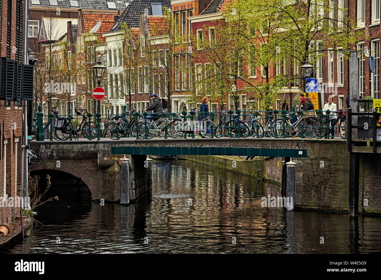 Leiden, Holland, Niederlande, April 18, 2019, die Altstadt von Leiden mit historischen Kähne und Wohnhäuser, Yachten und Hausboote Stockfoto