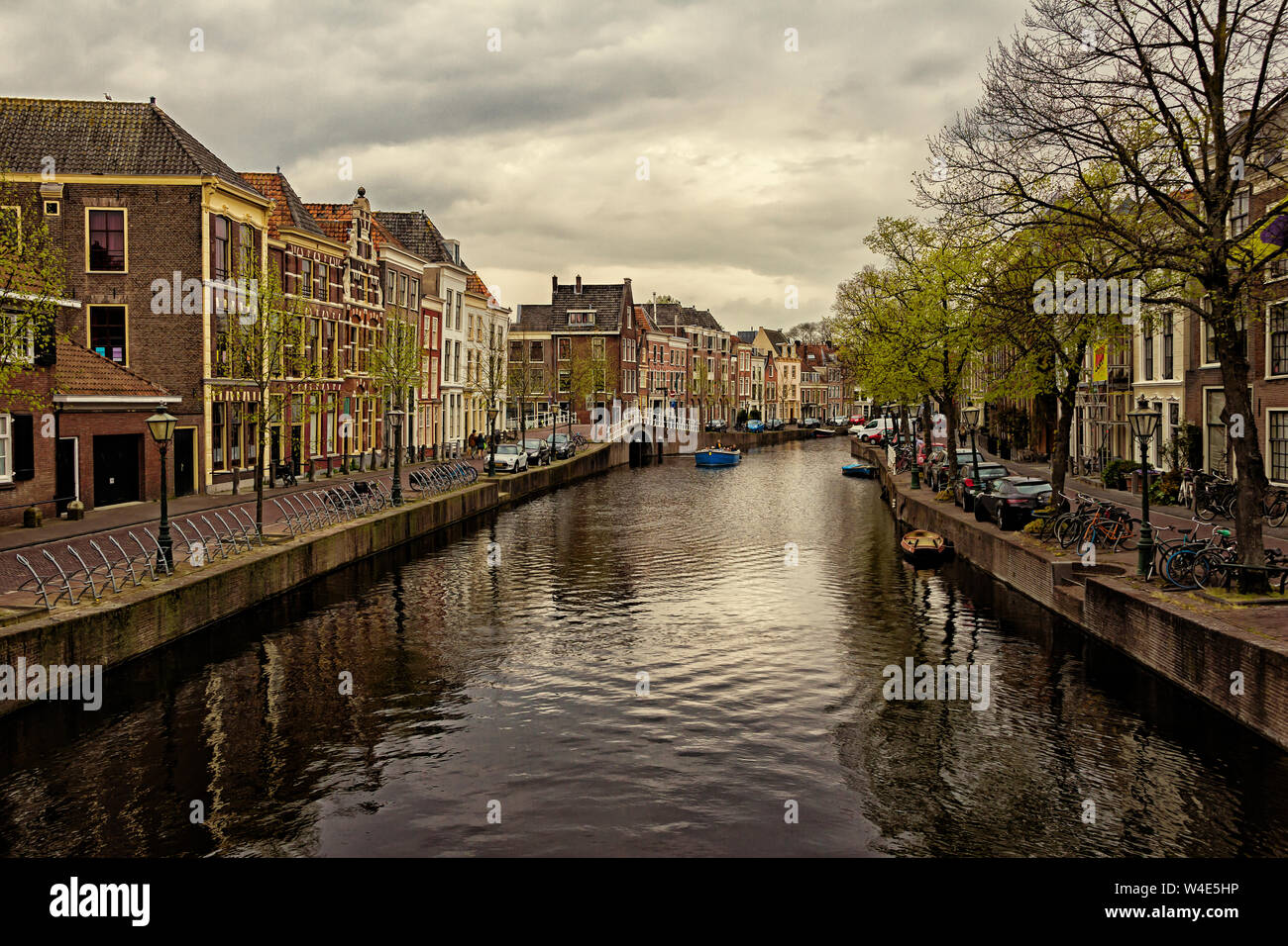 Leiden, Holland, Niederlande, April 18, 2019, die Altstadt von Leiden mit historischen Kähne und Wohnhäuser, Yachten und Hausboote Stockfoto